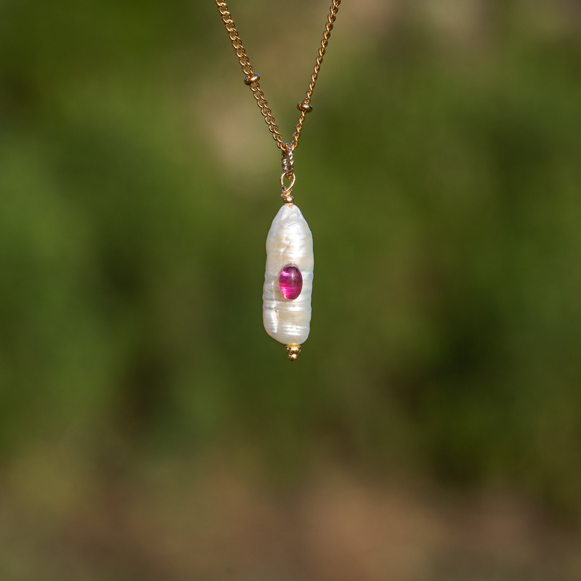 Pendentifs en perles allongées Keshi, cabochons pierres au choix et laiton plaqué or de env 30/40 mm ( à l&