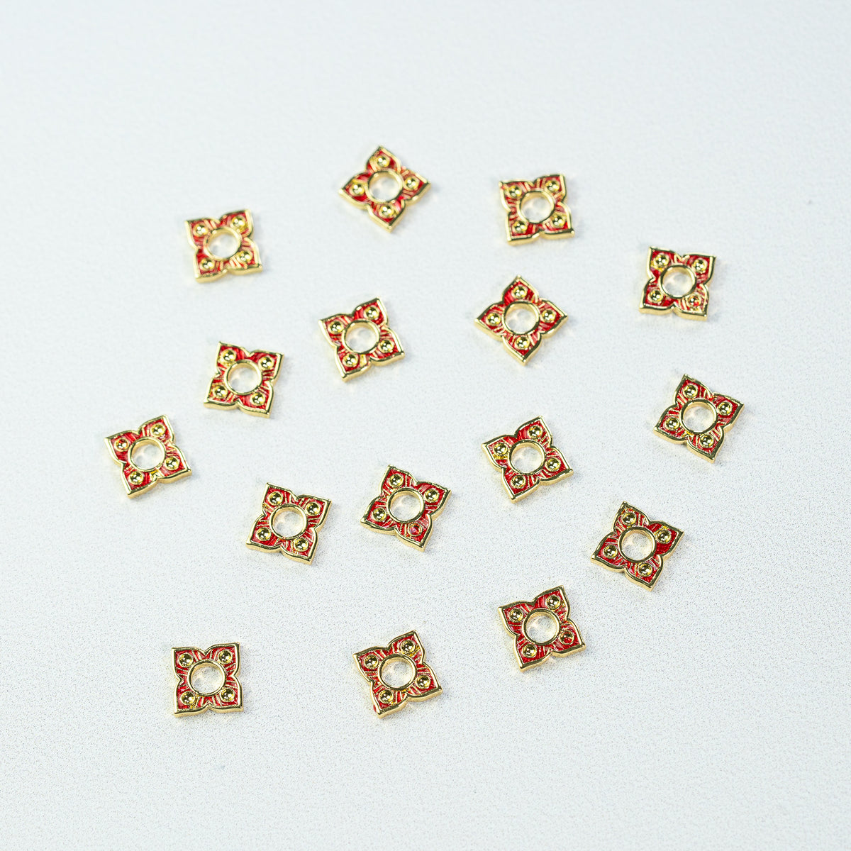 Perles fleurs plates émaillées en laiton plaqué or 18K de 10 mm ( à l&
