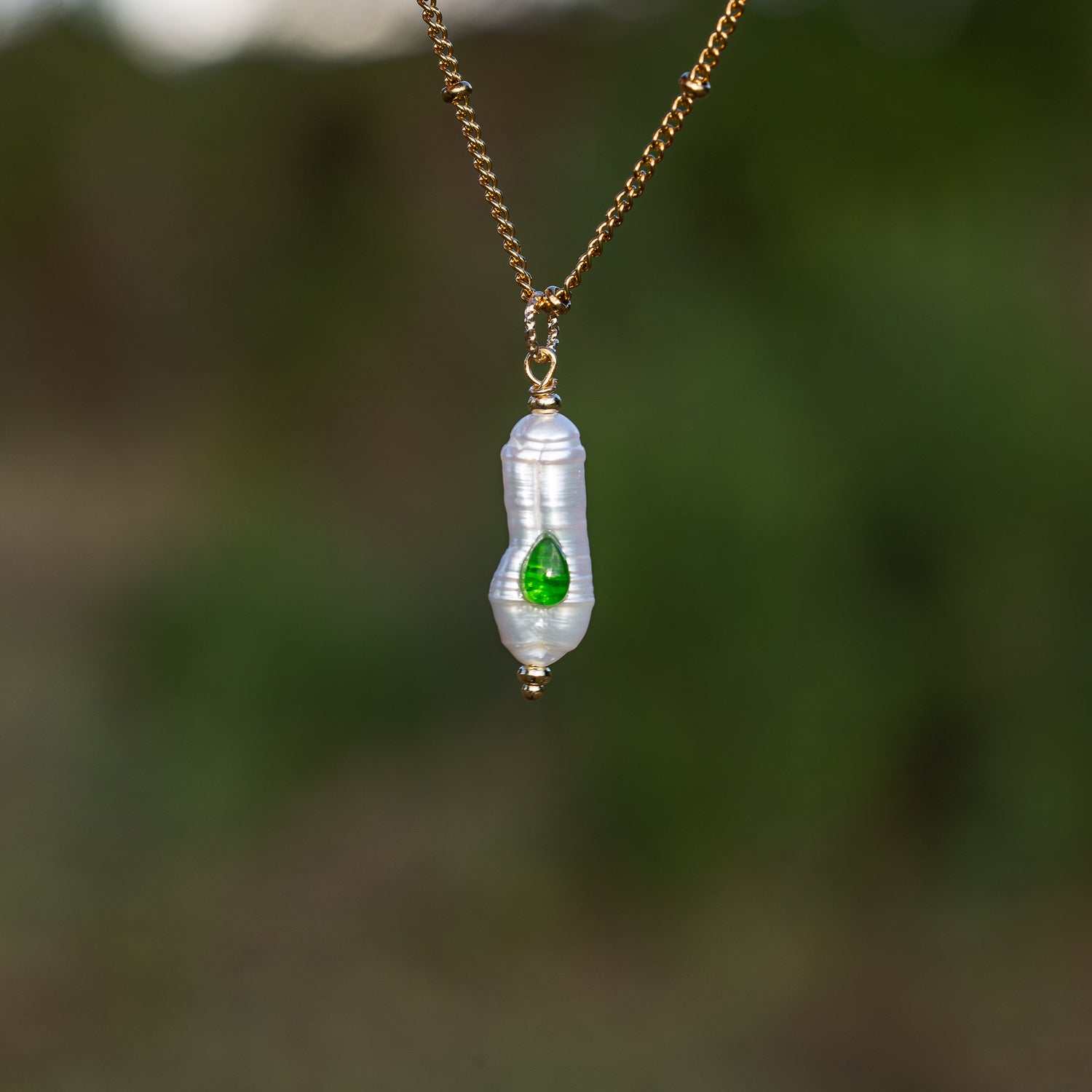 Pendentifs en perles allongées Keshi, cabochons pierres au choix et laiton plaqué or de env 30/40 mm ( à l&