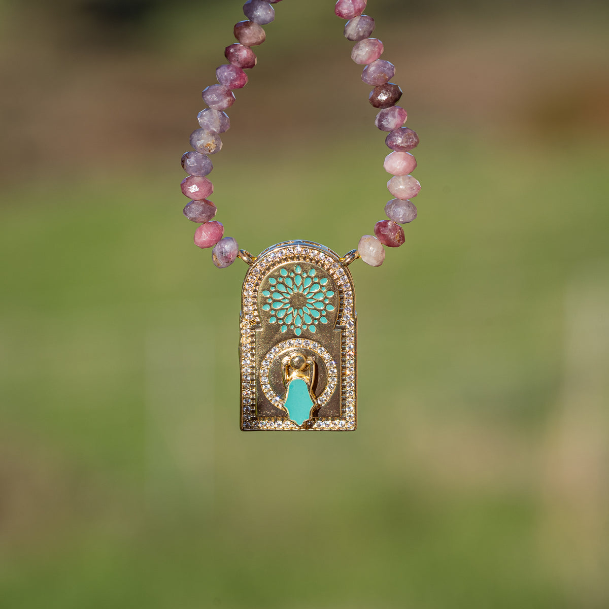 Breloques arche/Hamsa émaillées en laiton plaqué or 18k et zirconium de 31 mm ( à l&