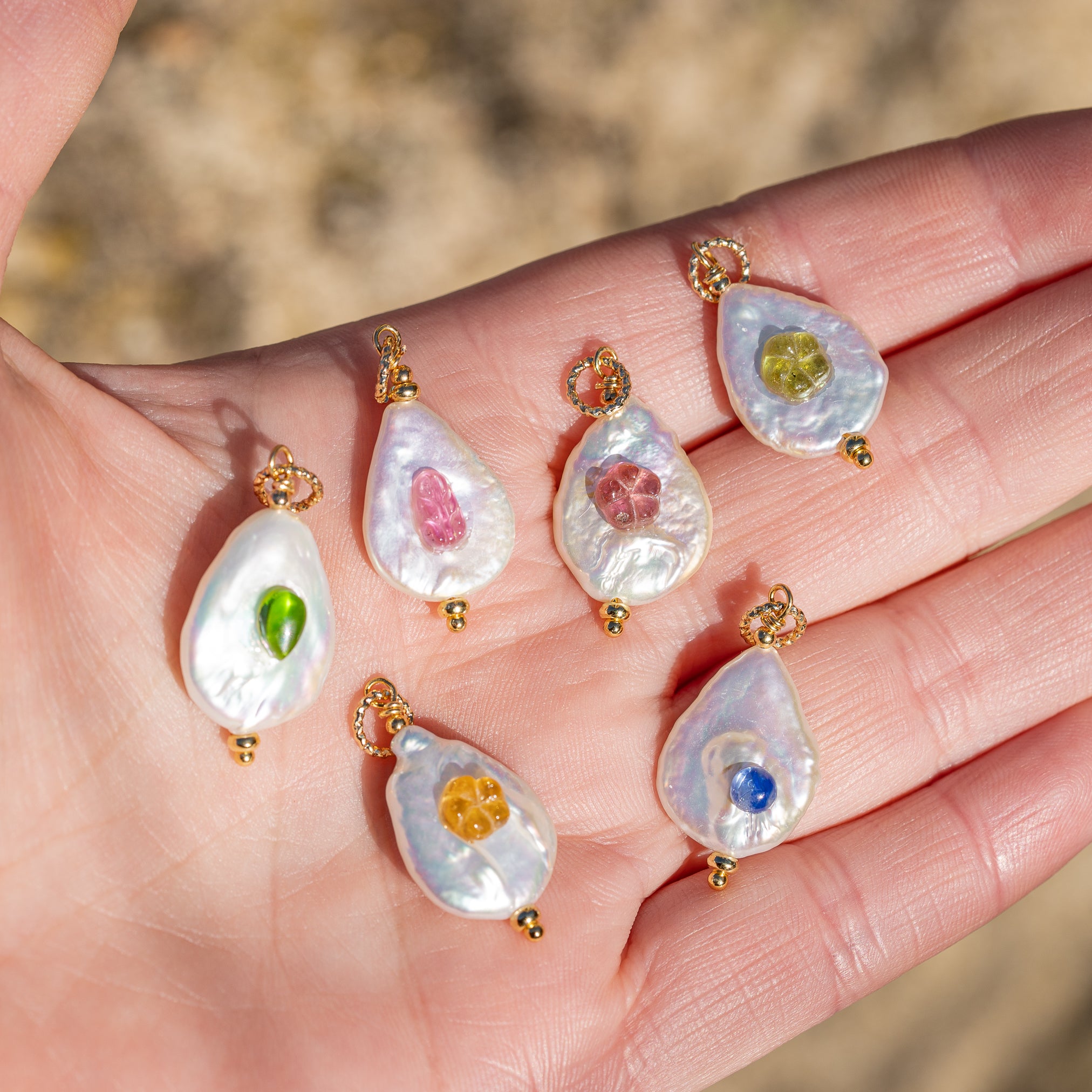 Pendentifs en perles gouttes Keshi, cabochons pierres au choix et laiton plaqué or de env 28 mm ( à l&