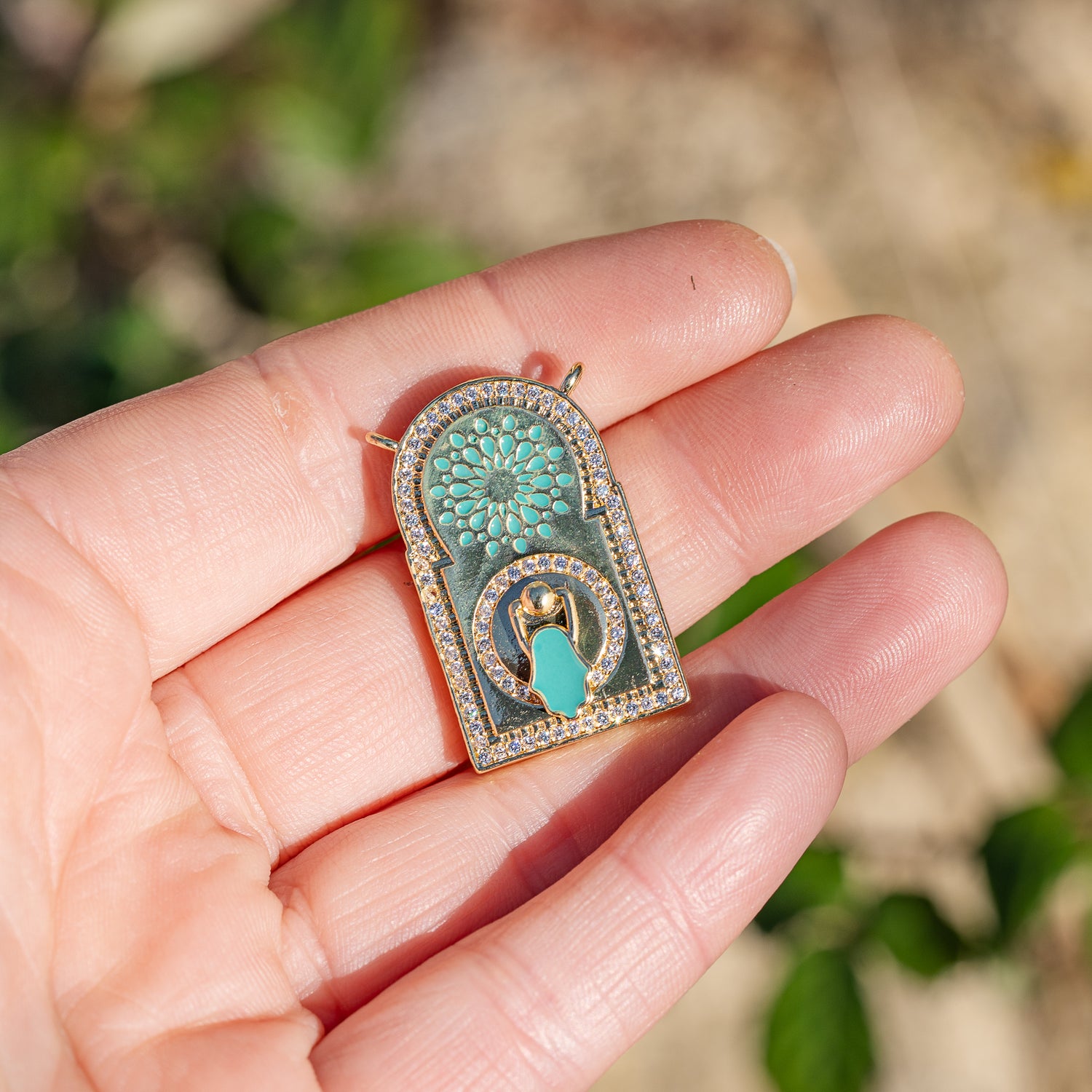 Breloques arche/Hamsa émaillées en laiton plaqué or 18k et zirconium de 31 mm ( à l&