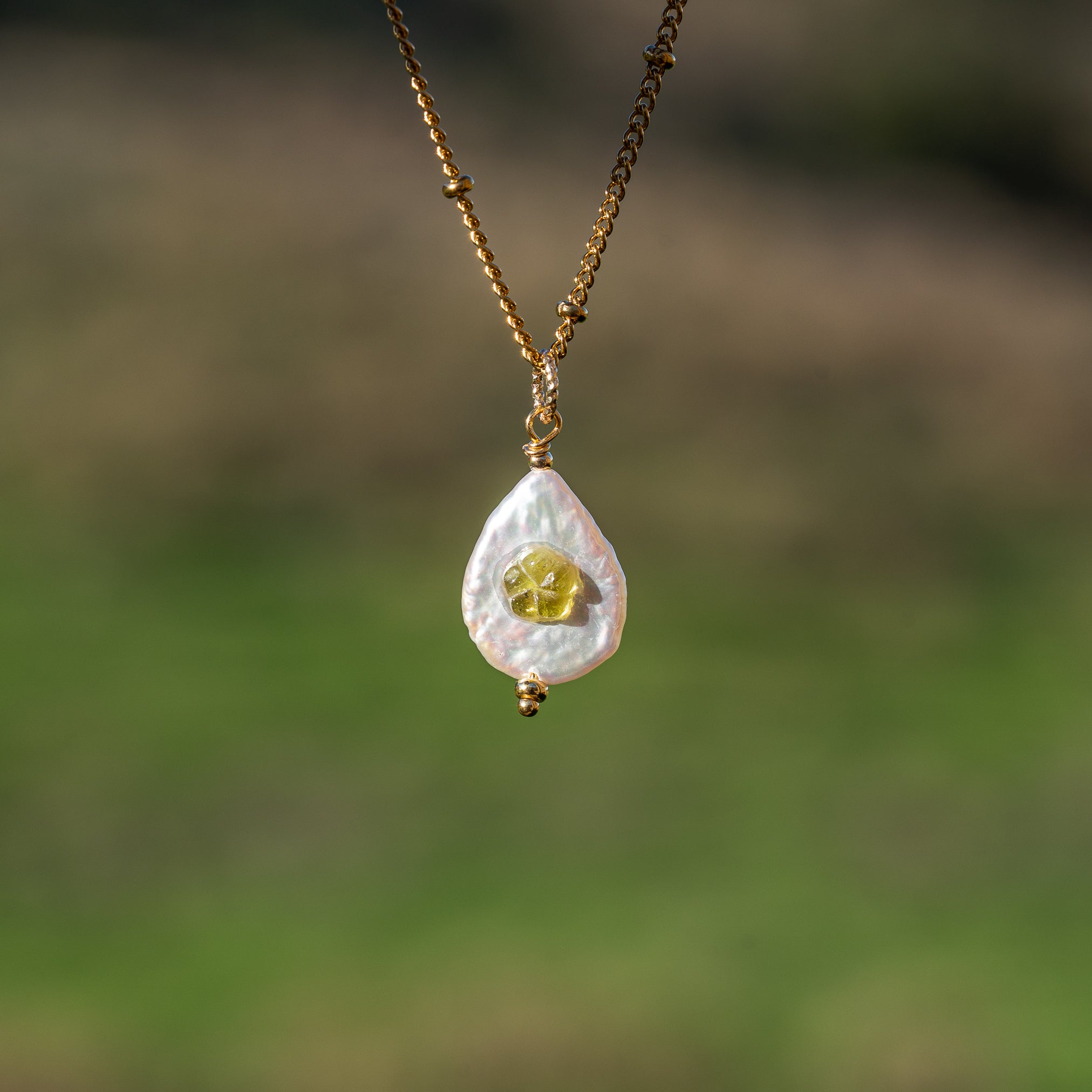 Pendentifs en perles gouttes Keshi, cabochons pierres au choix et laiton plaqué or de env 28 mm ( à l&