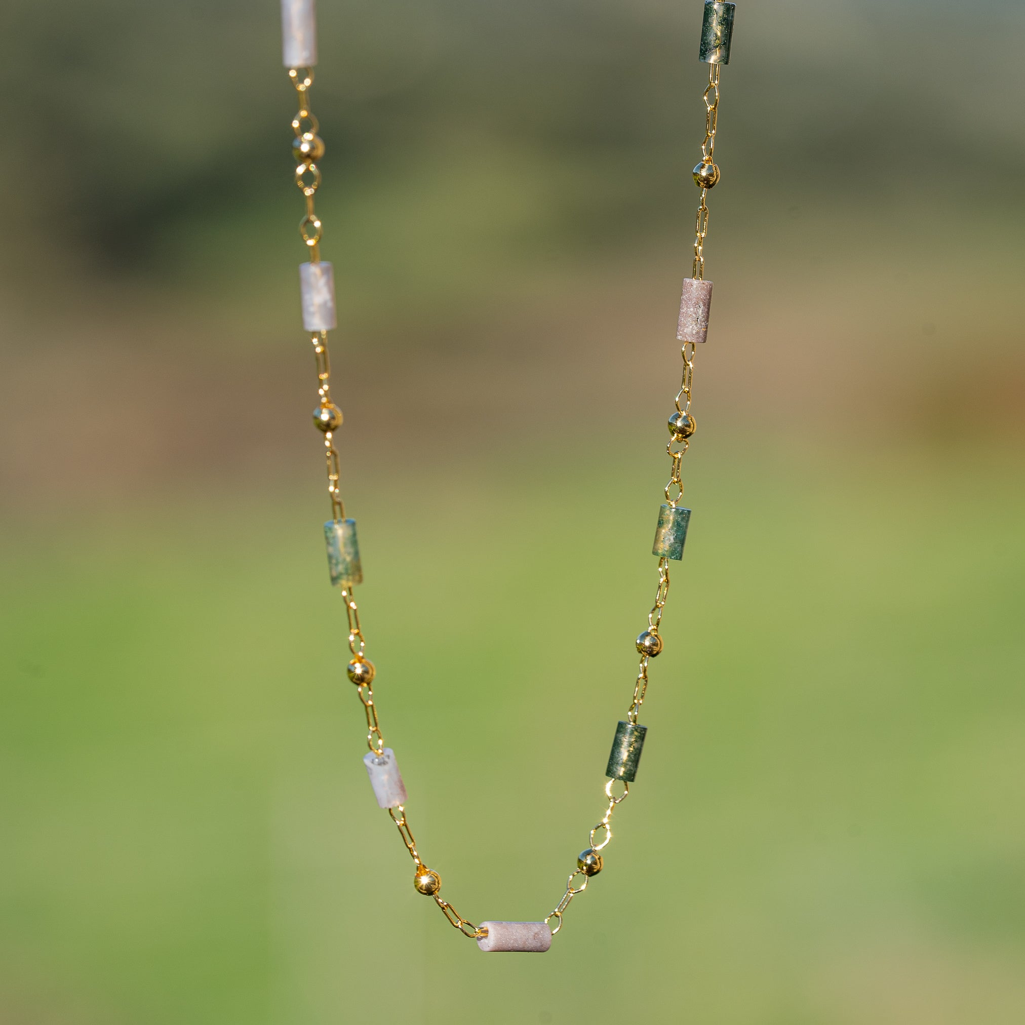 Chaine maille chapelet avec perles en Agate indienne en laiton plaqué or 18k ( vendue par 50 cm )