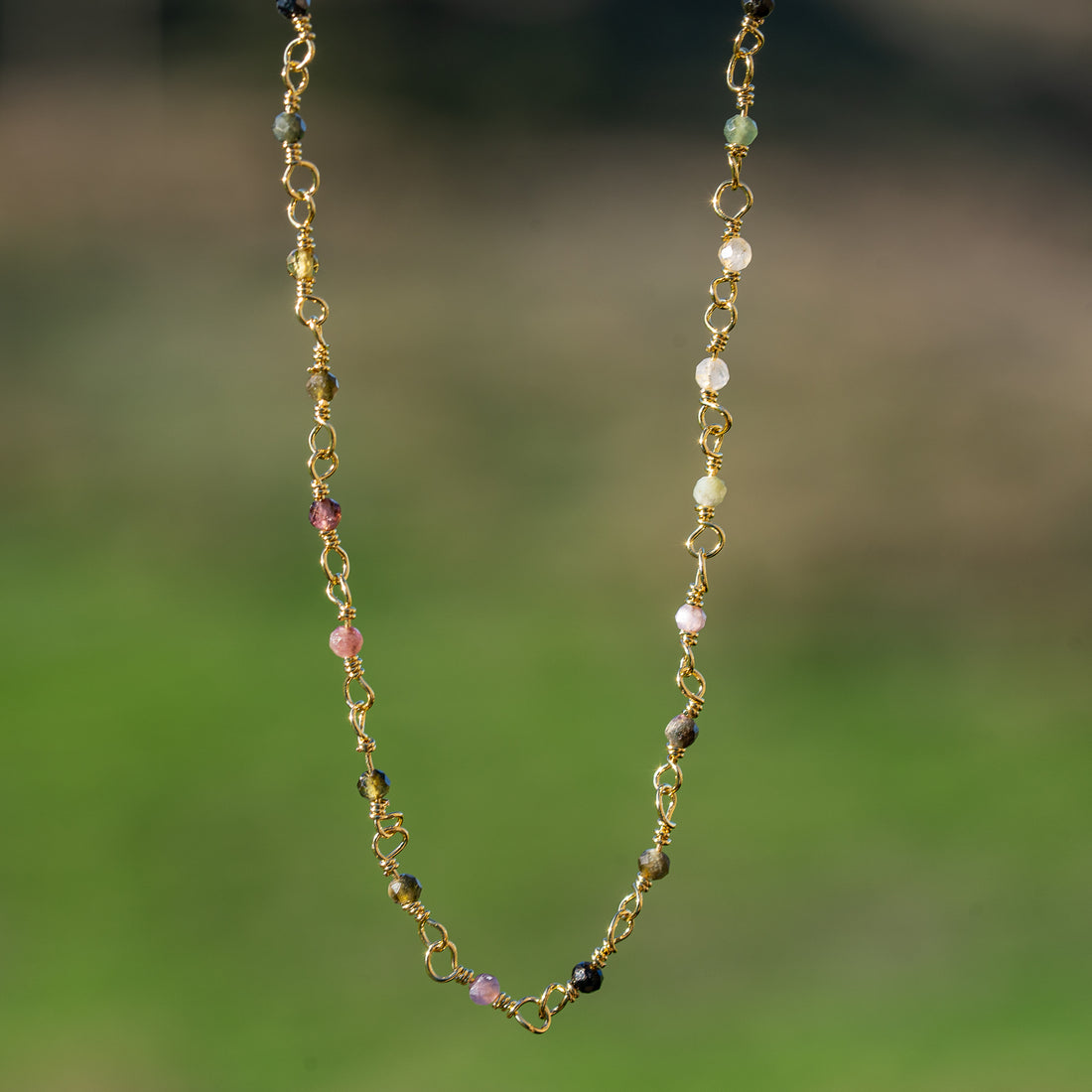 Chaine maille chapelet avec perles de Tourmaline en laiton doré ( vendue par 50 cm )
