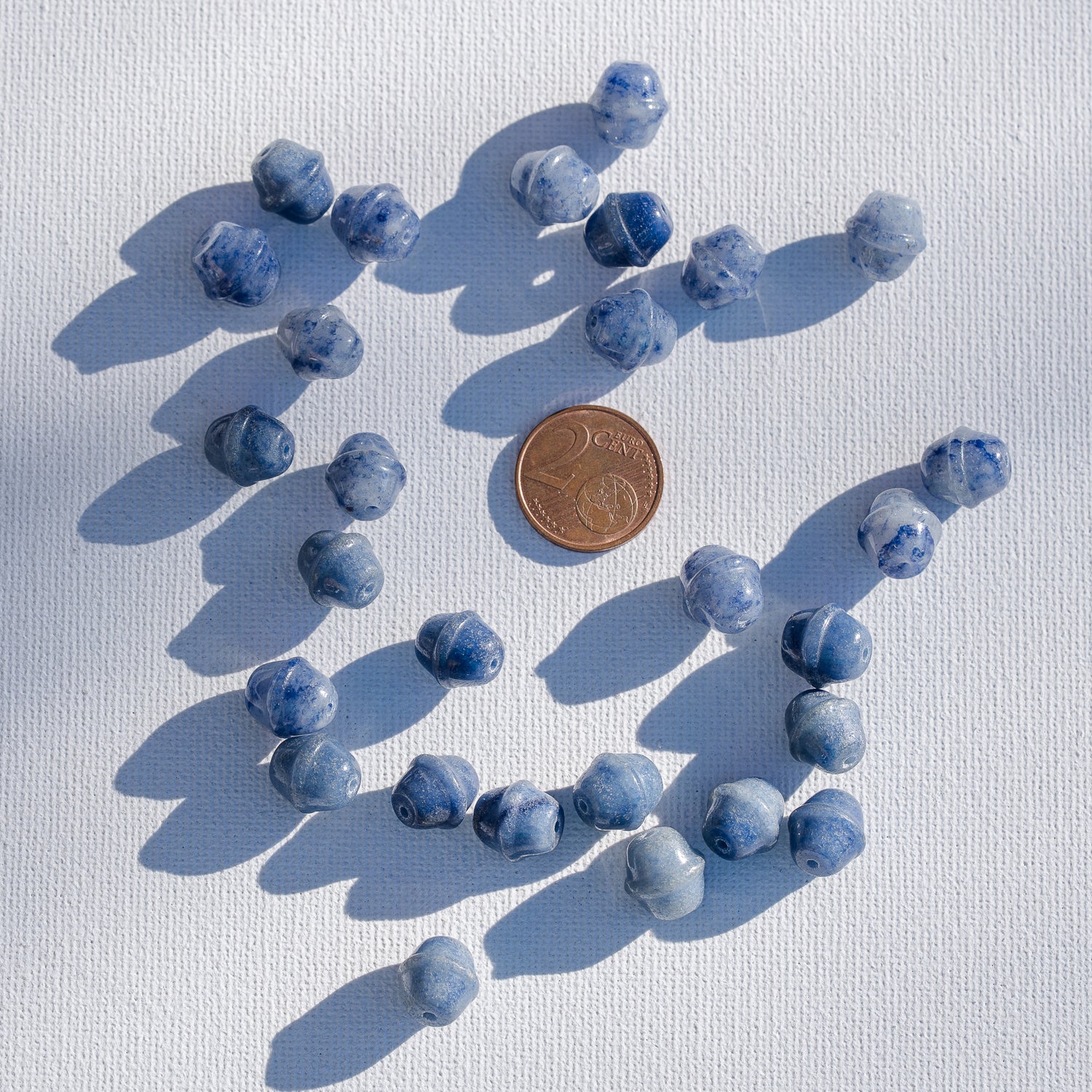 Perles " cloche " en Aventurine bleue de env 10,5 mm ( lot de 2 perles )