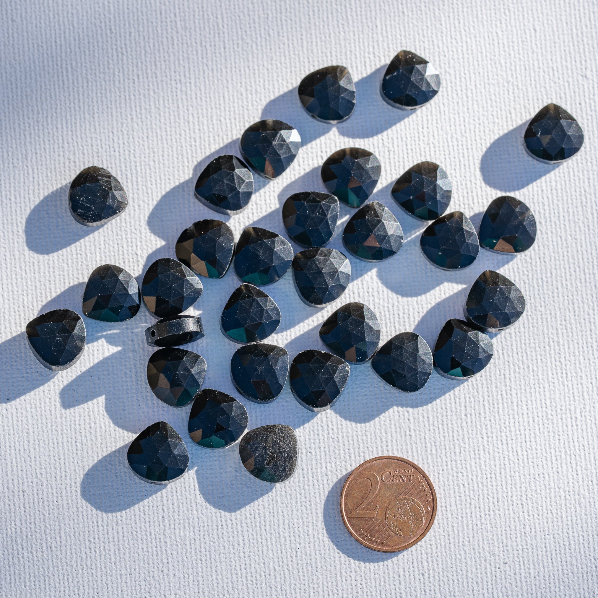 Perles gouttes facettes en Obsidienne noire de env 11,5 mm ( lot de 2 perles )