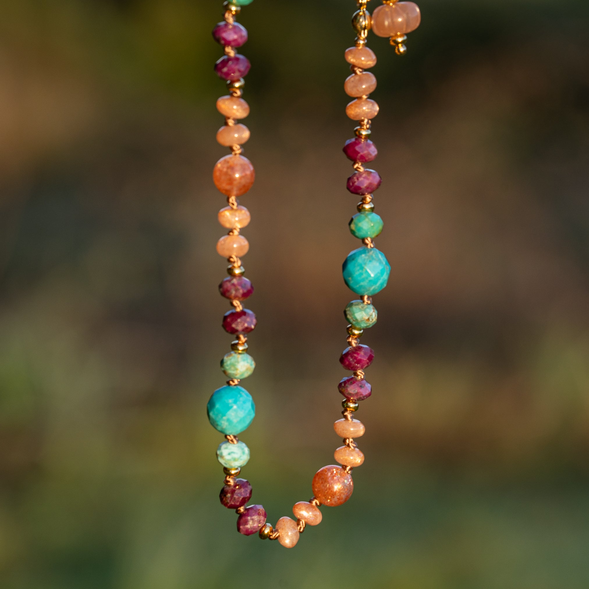 Kit collier noué " joyeux " en Turquoise, Rubis et Pierre de Soleil, à vous de créer ! ✨