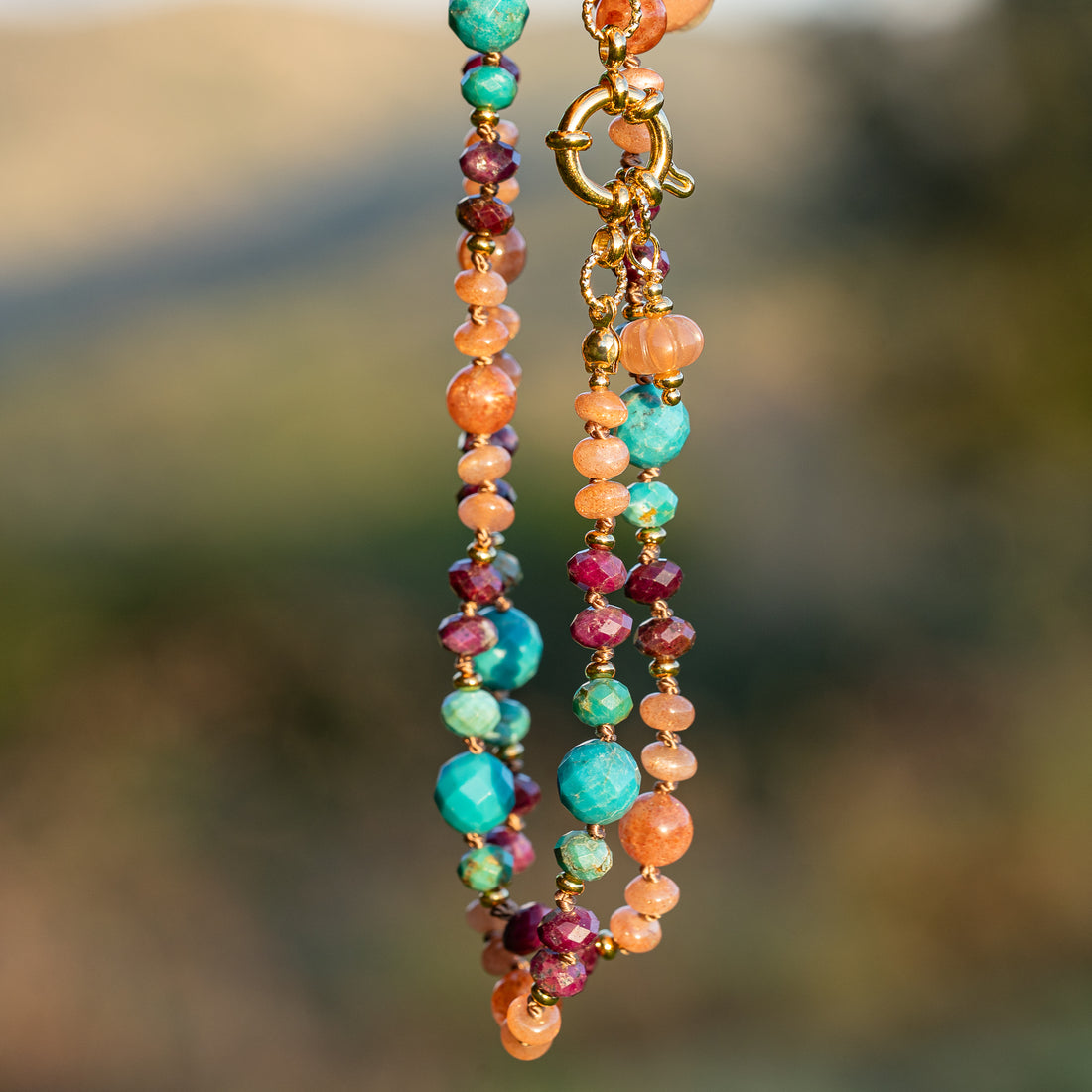 Collier noué " joyeux " en Turquoise naturelle, Rubis violet et Pierre de Soleil ✨