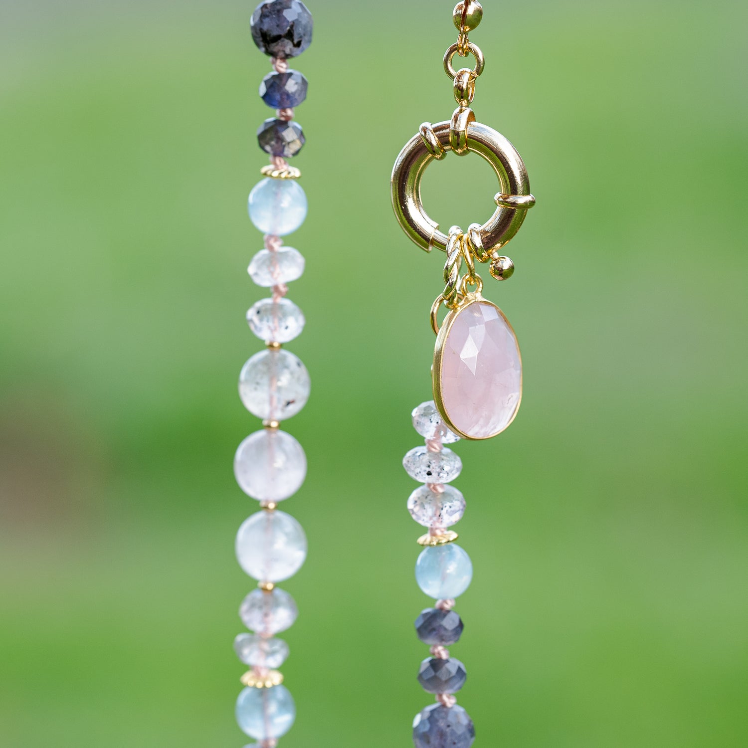Collier noué " pur " en Iolite, Aigue-marine et Quartz rose à Diopside ✨