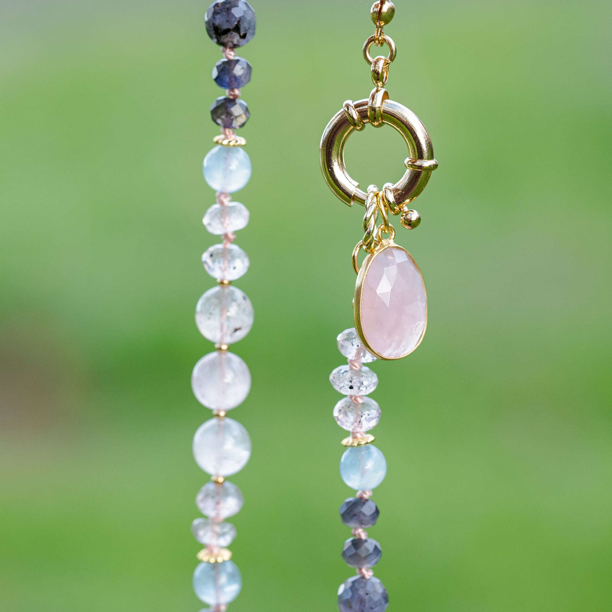 Collier noué " pur " en Iolite, Aigue-marine et Quartz rose à Diopside ✨
