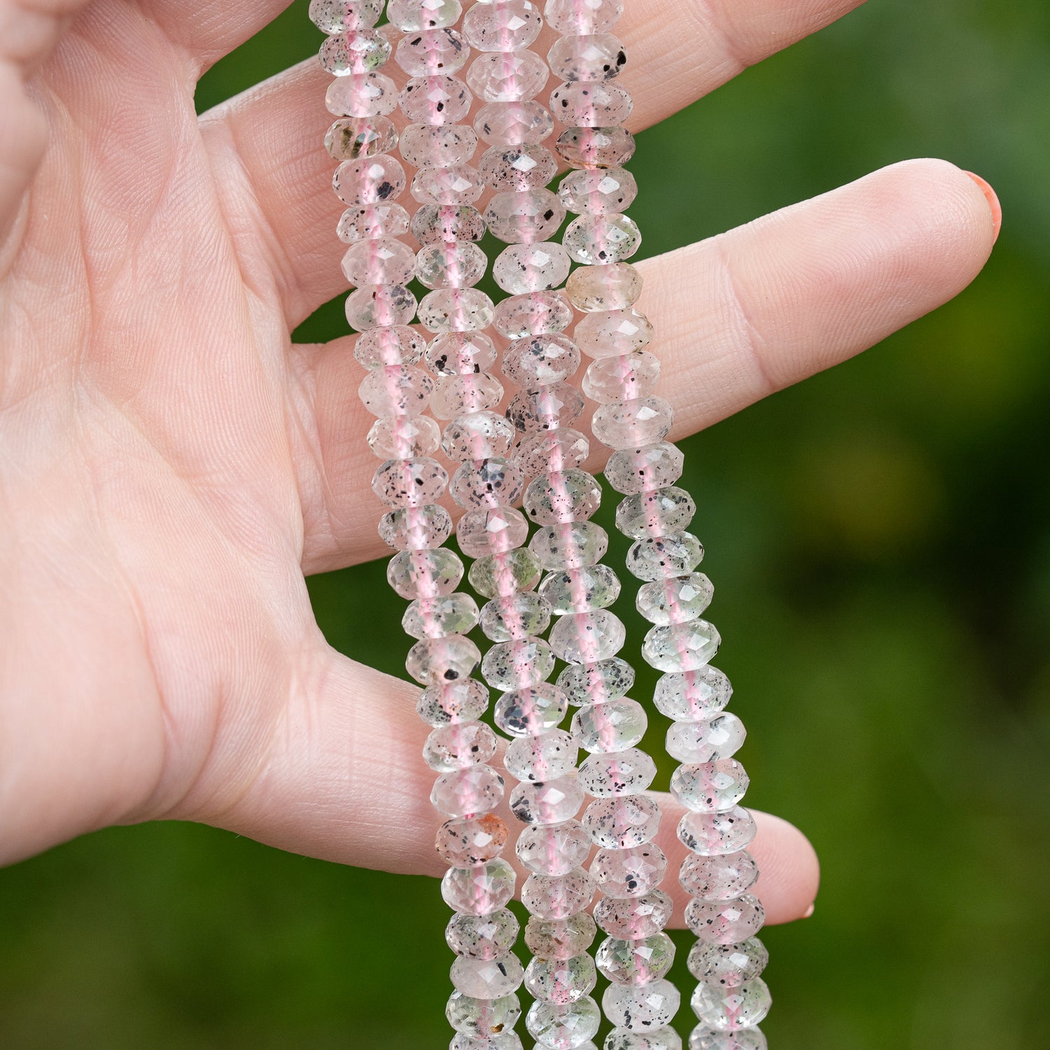 Superbes perles rondelles facettes de Quartz à Diopside de 6/7 x 4 mm ( 1/2 rang de env 45/48 perles )