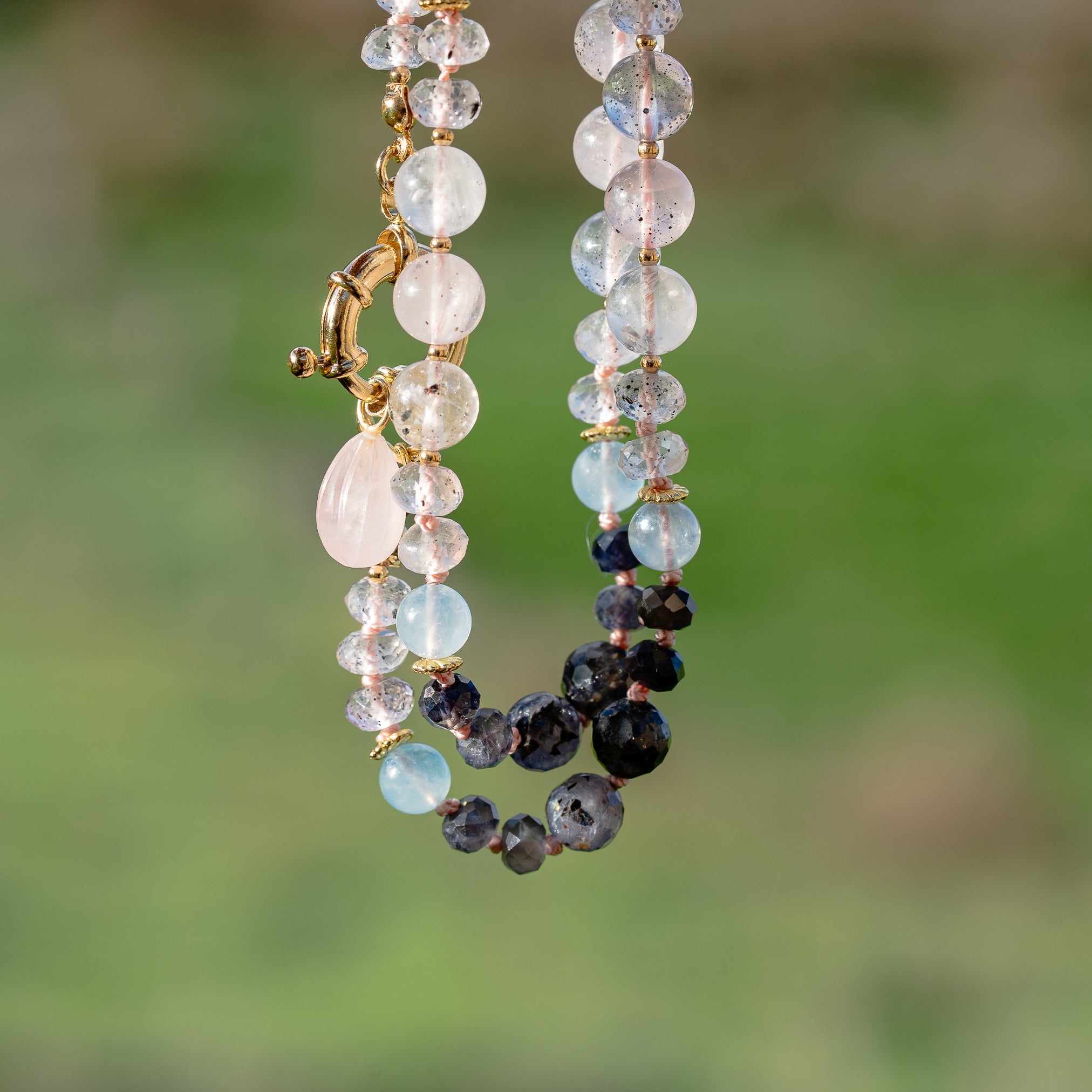 Collier noué " pur " en Iolite, Aigue-marine et Quartz rose à Diopside ✨