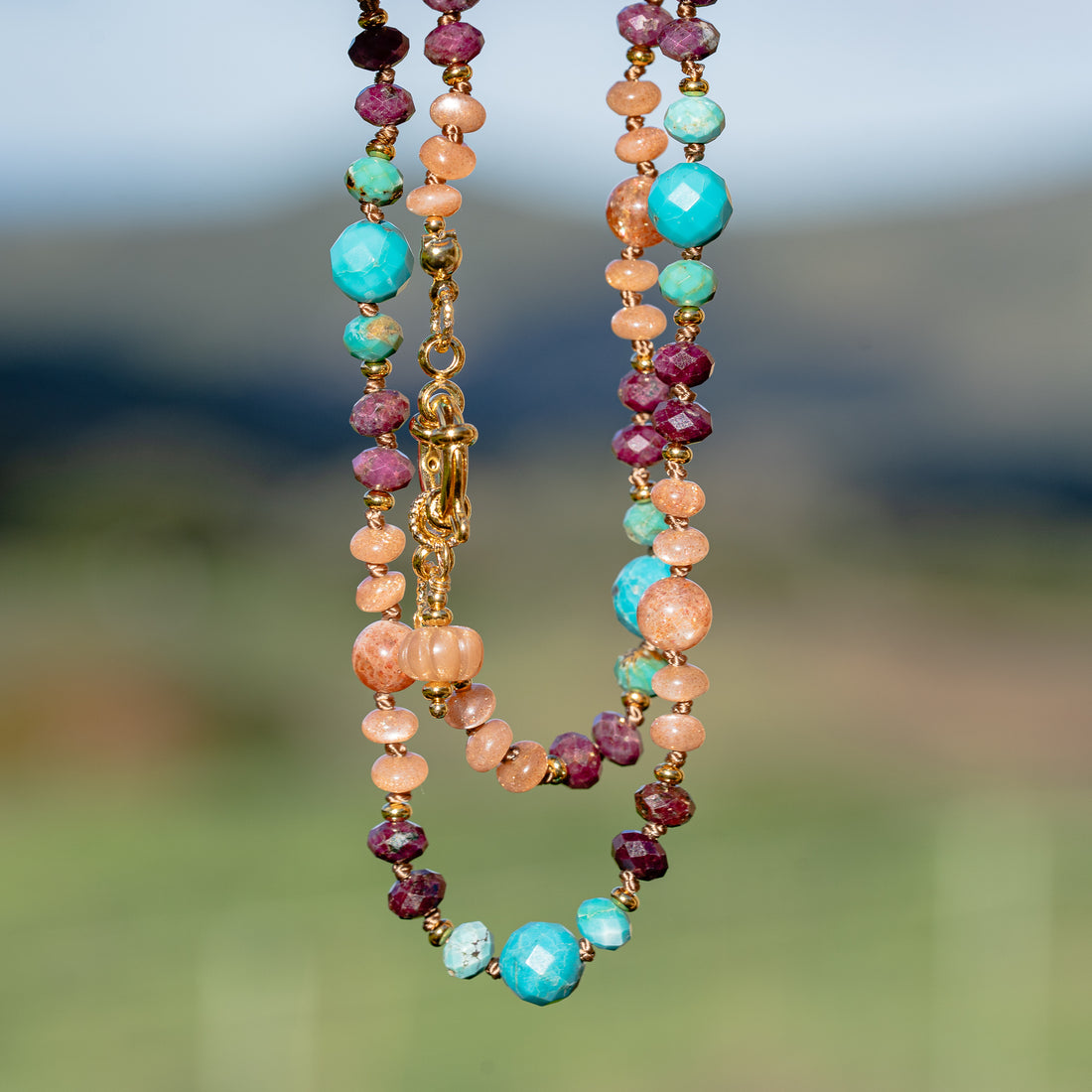 Collier noué " joyeux " en Turquoise naturelle, Rubis violet et Pierre de Soleil ✨