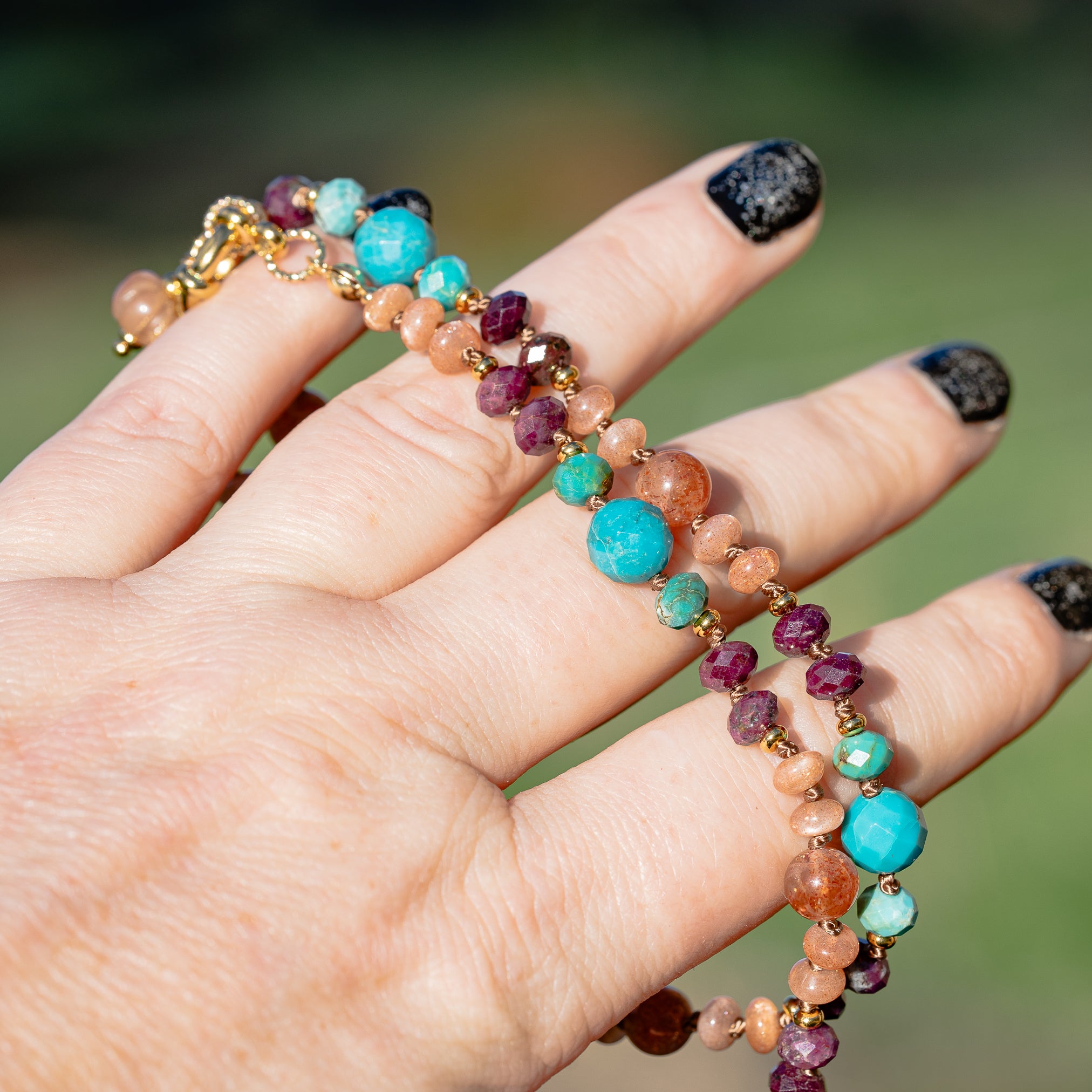 Kit collier noué " joyeux " en Turquoise, Rubis et Pierre de Soleil, à vous de créer ! ✨