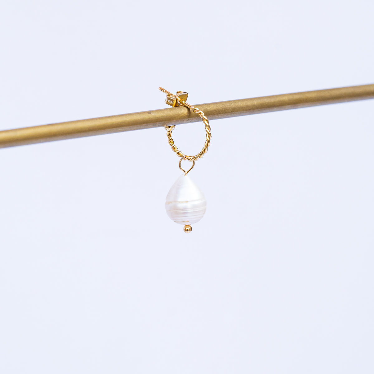 Demi-créoles torsadée en acier inoxydable plaqué or 18k de 12 mm ( 1 ou 6 paires )