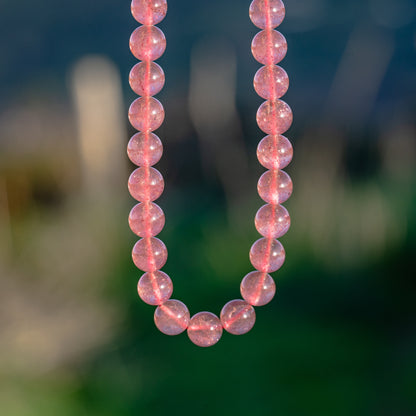 Perles rondes lisses de Quartz fraise de 8,5 mm ( 1/2 rang de env 23 perles )