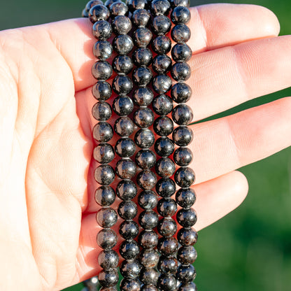 Perles rondes lisse en Arfvedsonite de 6 mm ( 1/2 rang ou rang )