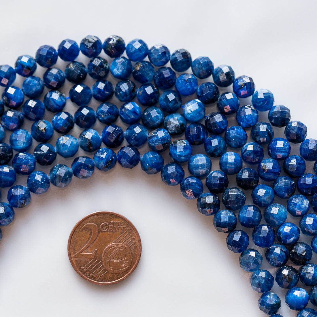 Perles rondes facettes de Cyanite bleue de 6 mm ( 1/2 rang de env 30 perles )