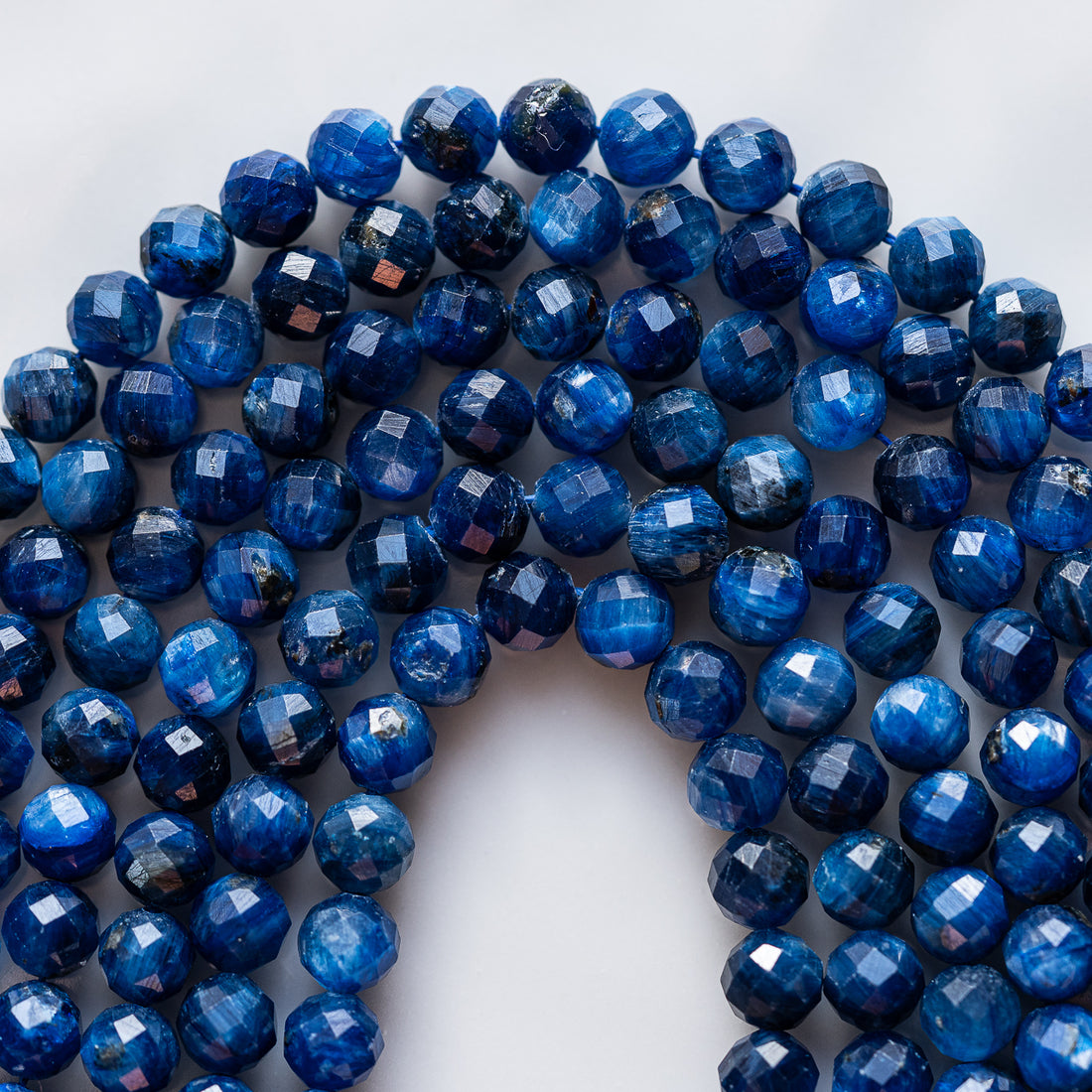 Perles rondes facettes de Cyanite bleue de 6 mm ( 1/2 rang de env 30 perles )