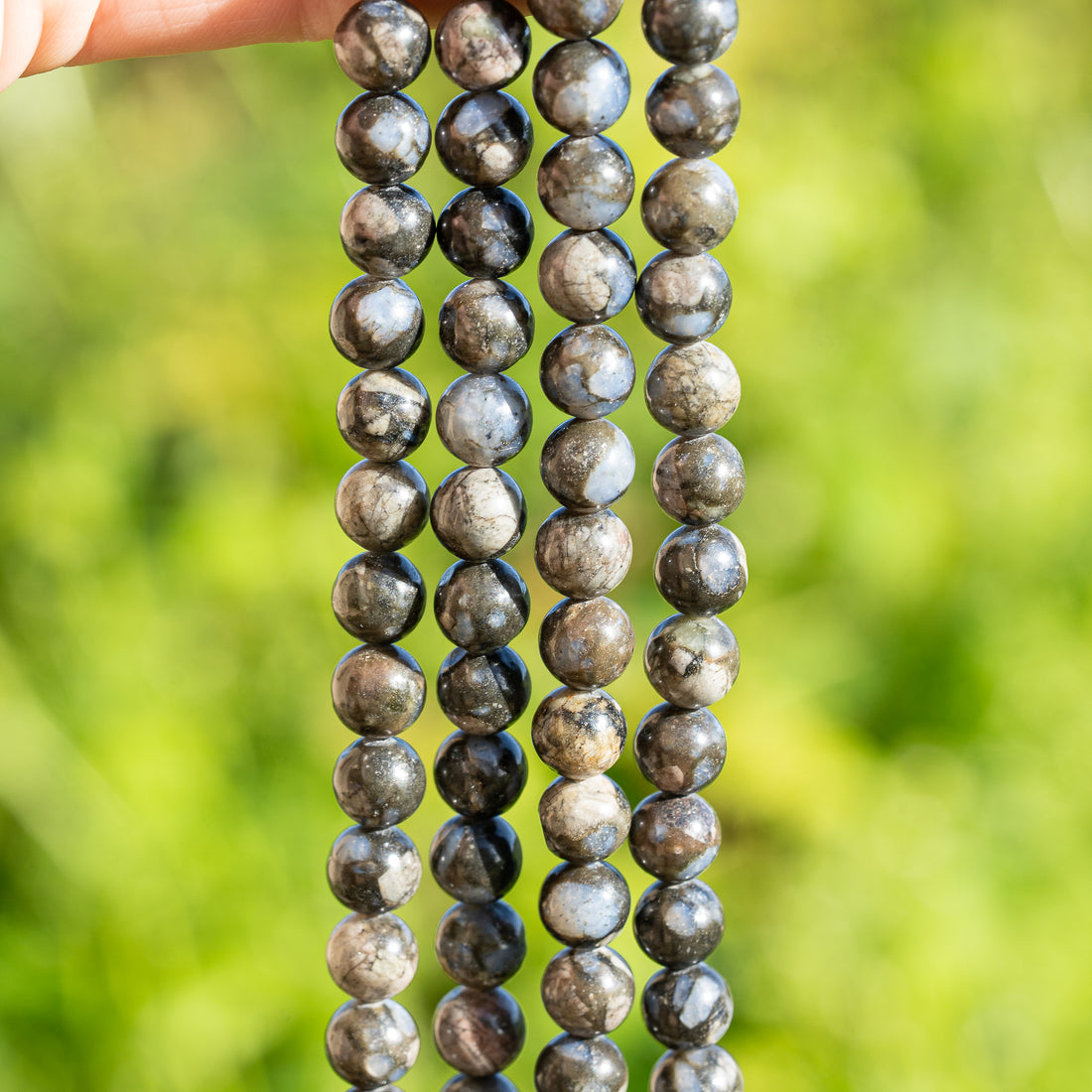 Perles rondes lisses de Glaucophane de 8 mm ( rang de env 46 perles )
