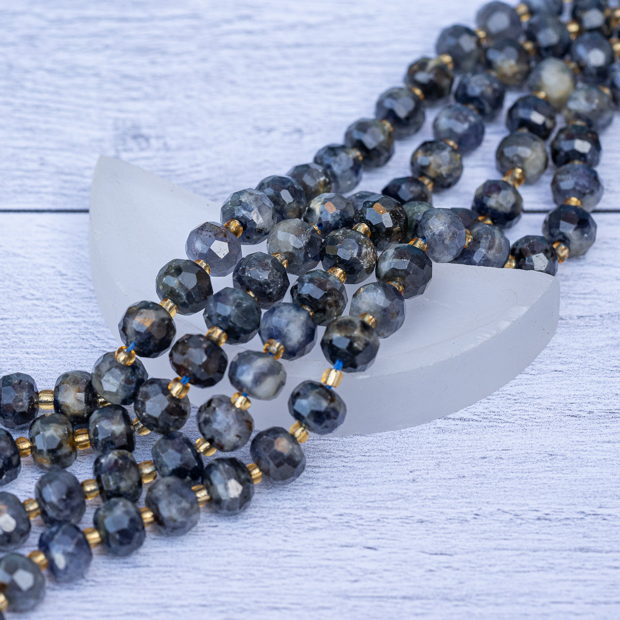 Perles rondelles facettes de Iolite de 7/8 x 5/6 mm ( rang de env 42 ou 47 perles )