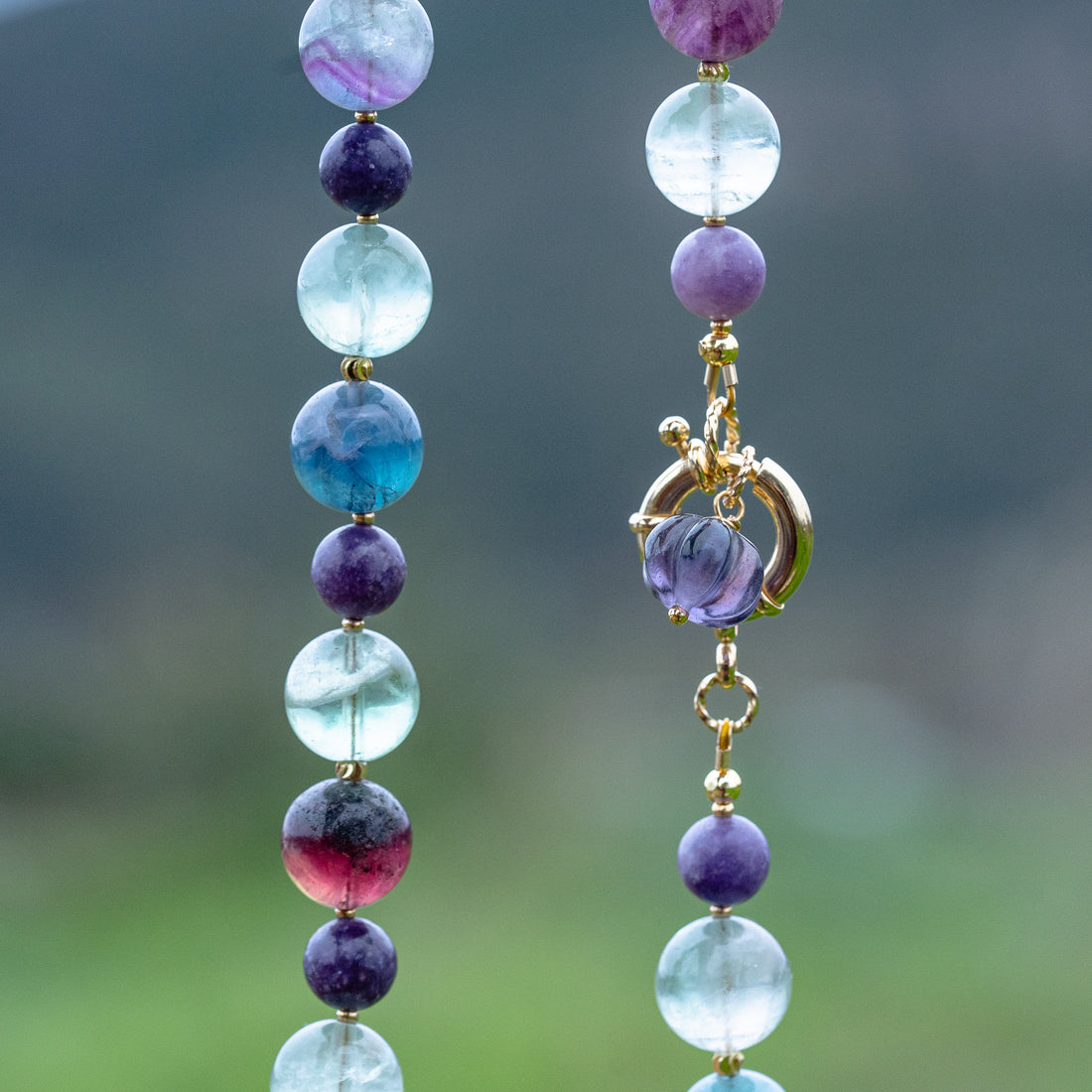 Collier " paix " en Fluorite multicolore et Lépidolite 💜