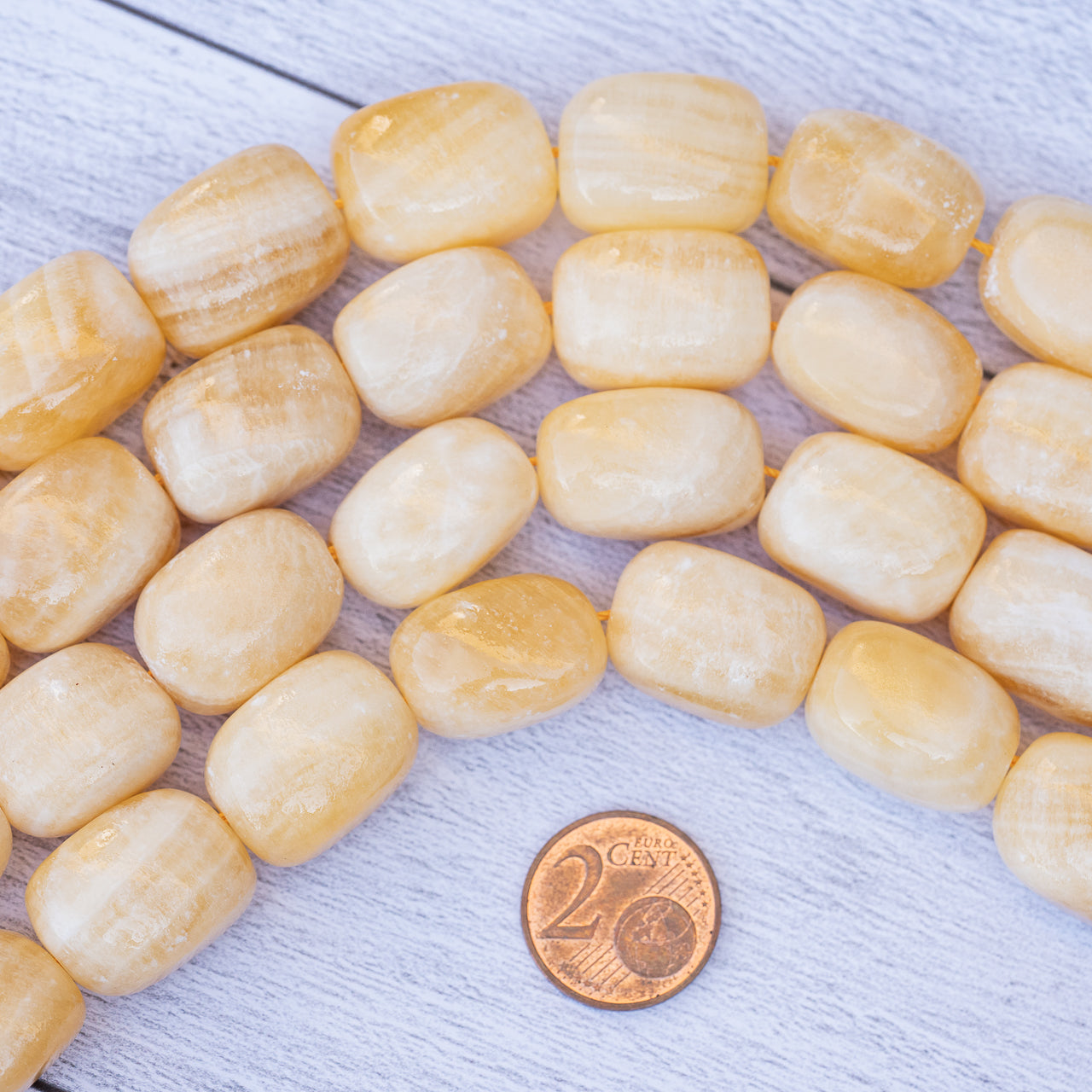 Grandes perles pépites ovales de Calcite jaune de env 18 mm ( lot de 2 perles )