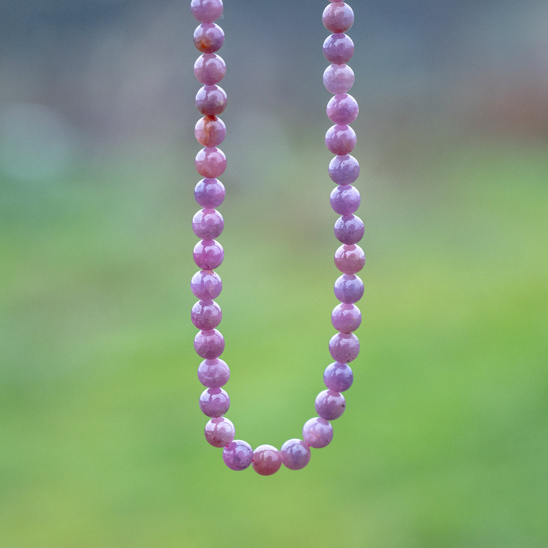 Rang complet de 42 cm et de 74 perles rondes lisses de Rubis de 5,6 mm