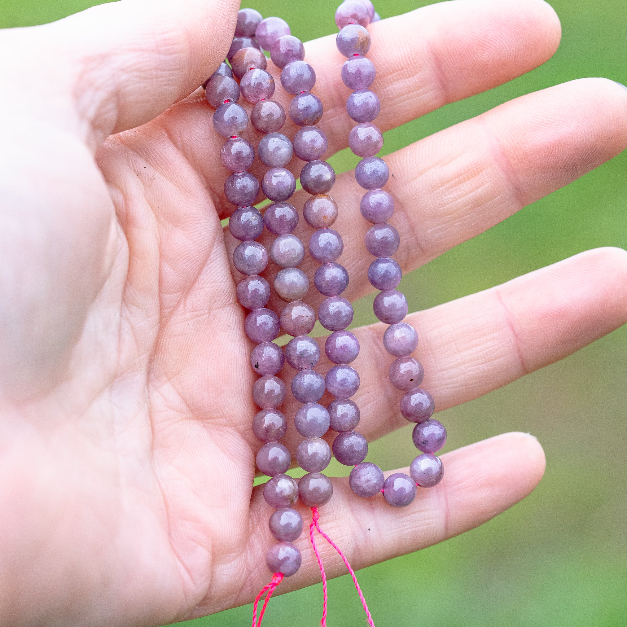 Rang complet de 42 cm et de 74 perles rondes lisses de Rubis de 5,6 mm