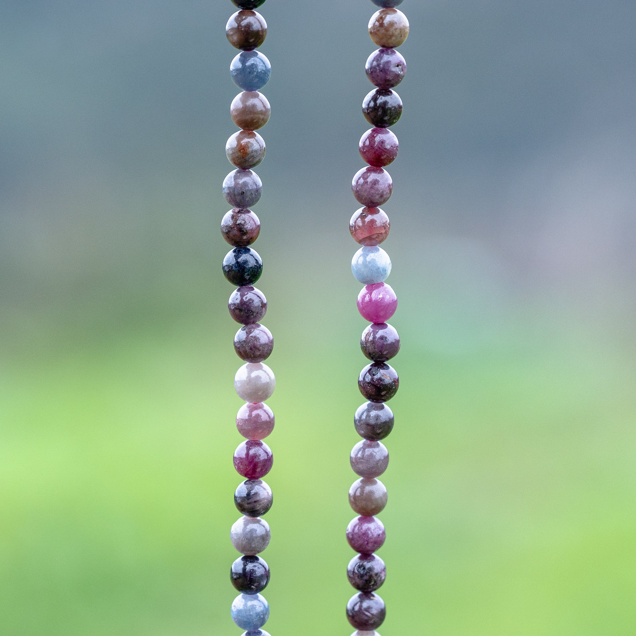 Perles rondes lisses de Corindons (Saphir et Rubis ) de 6 mm ( rang ou 1/2 rang )