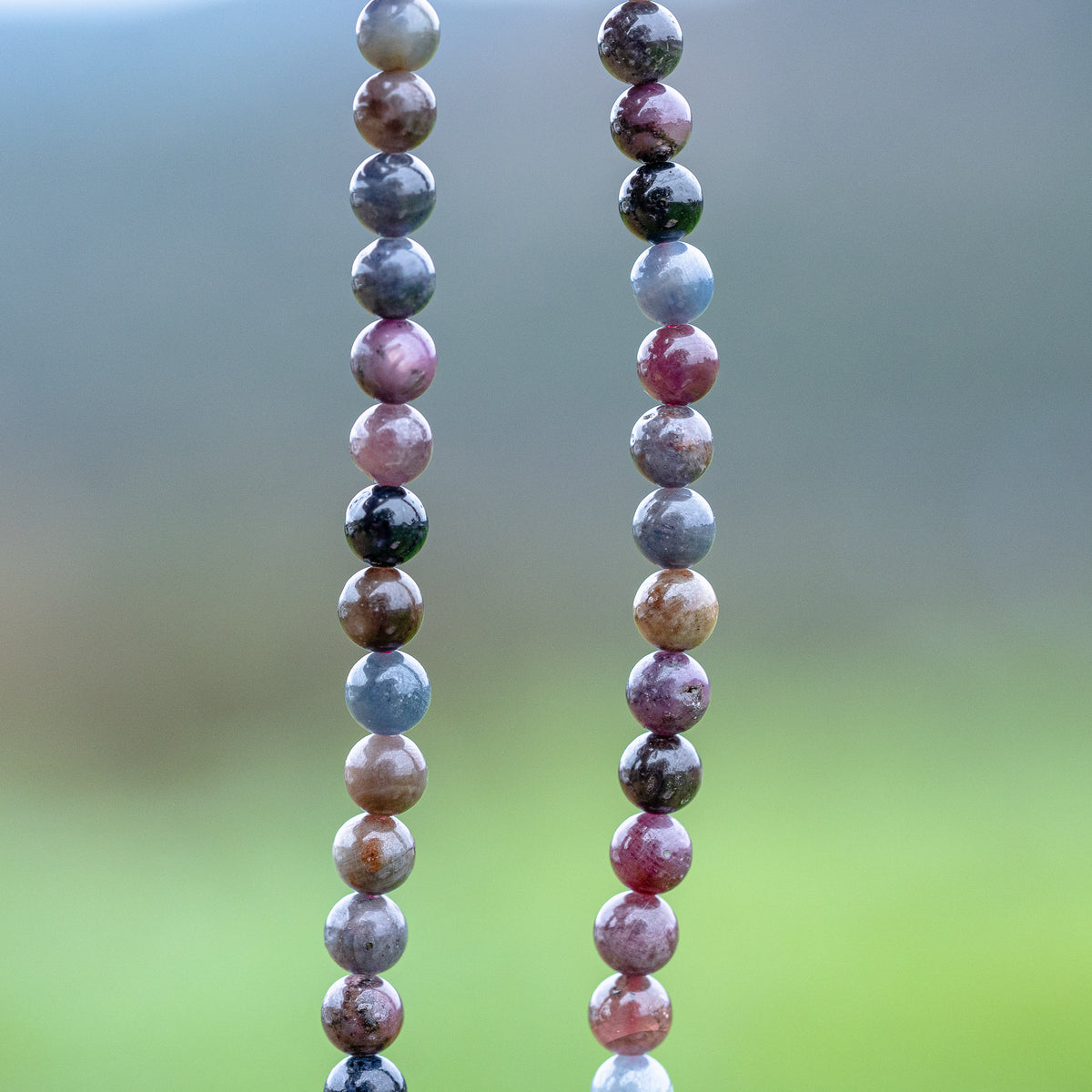 Perles rondes lisses de Corindons (Saphir et Rubis ) de 6 mm ( rang ou 1/2 rang )