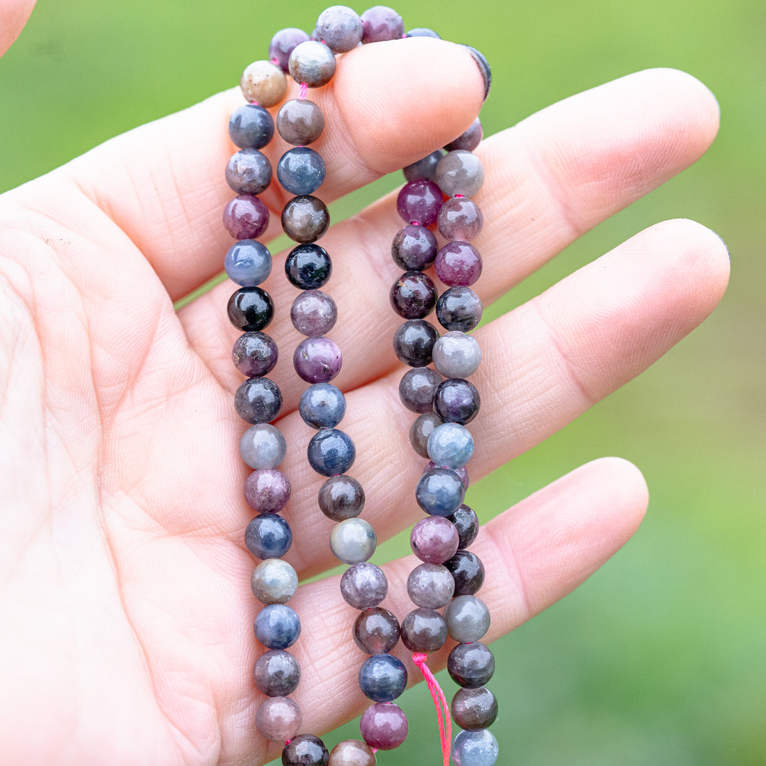 Perles rondes lisses de Corindons (Saphir et Rubis ) de 6 mm ( rang ou 1/2 rang )