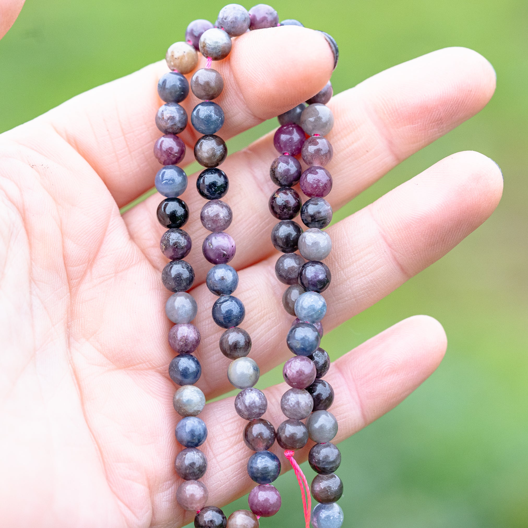 Perles rondes lisses de Corindons (Saphir et Rubis ) de 6 mm ( rang ou 1/2 rang )