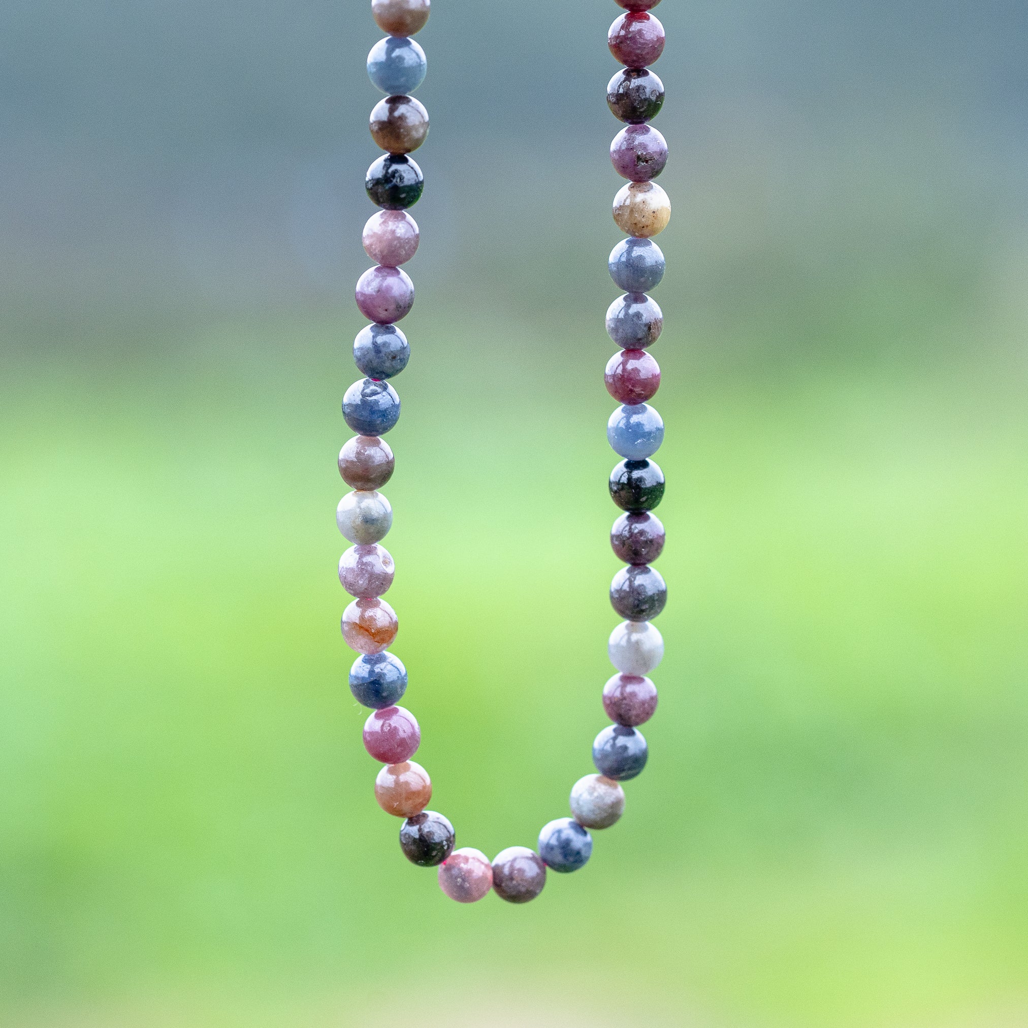 Perles rondes lisses de Corindons (Saphir et Rubis ) de 6 mm ( rang ou 1/2 rang )