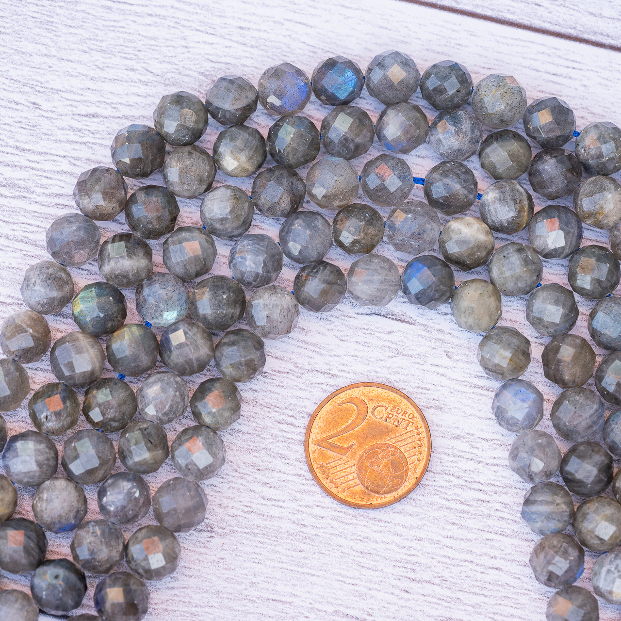 Perles rondes facettes de Labradorite de 8 mm ( 1/2 rang de env 24 perles )