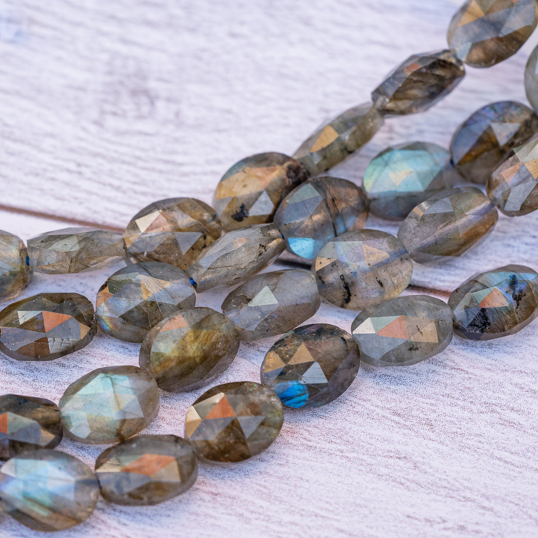 Perles ovales plates facettes de Labradorite de 10 mm ( lot de 4 perles )