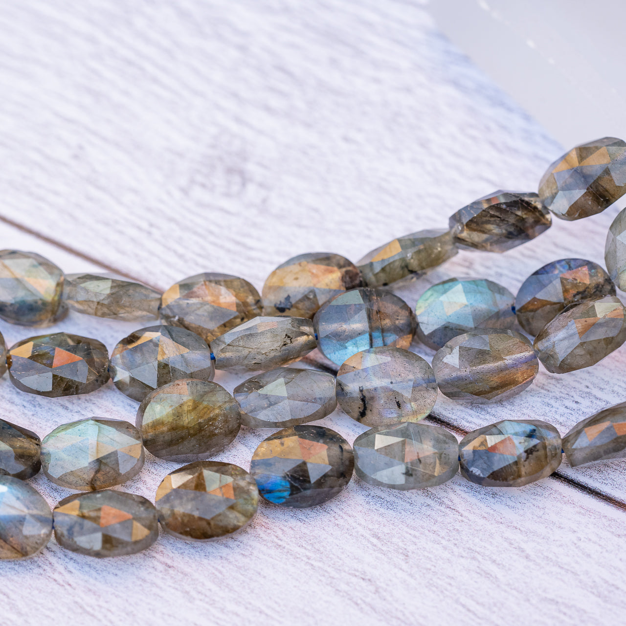 Perles ovales plates facettes de Labradorite de 10 mm ( lot de 4 perles )