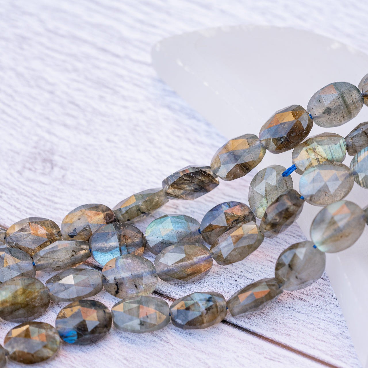 Perles ovales plates facettes de Labradorite de 10 mm ( lot de 4 perles )