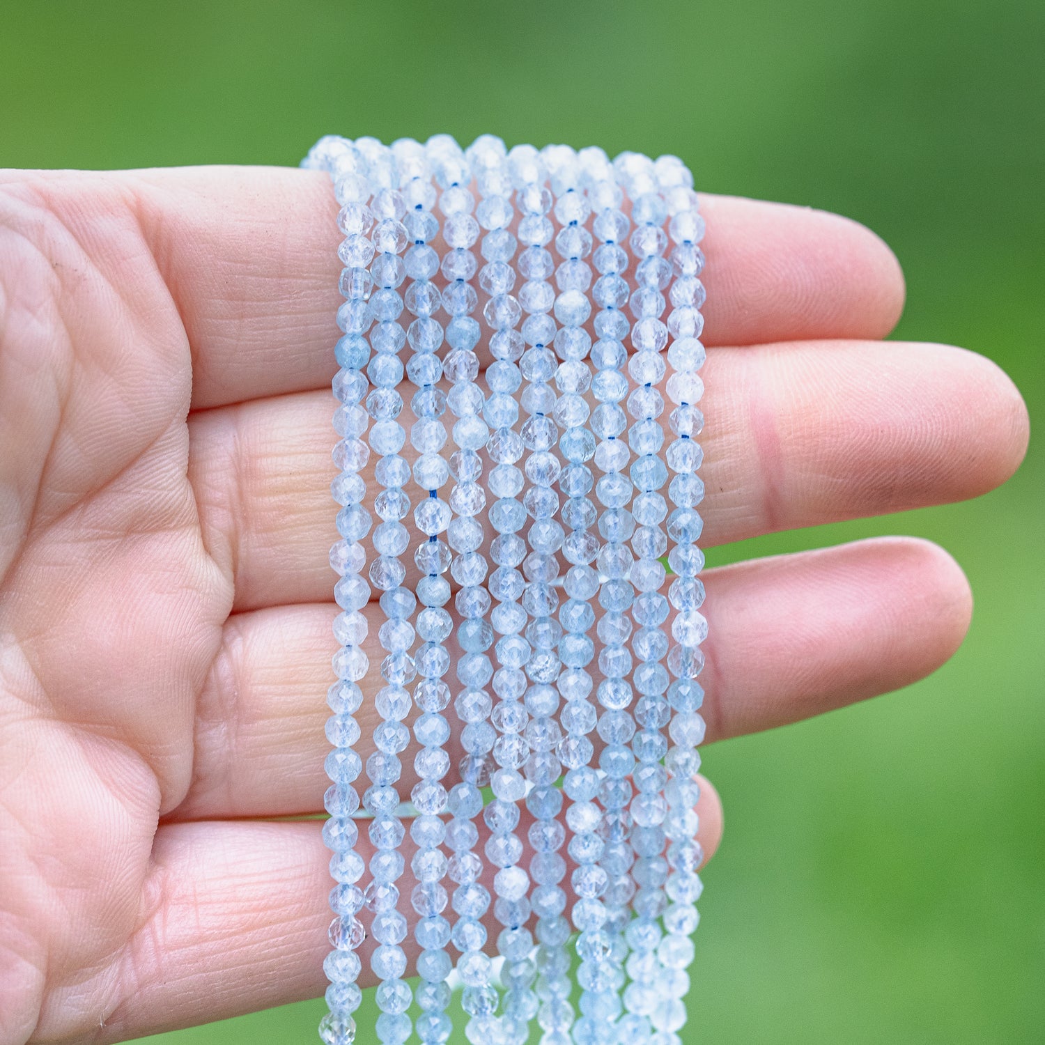 Perles rondes facettes en Aigue-marine de 3 mm ( rang de env 128 perles )