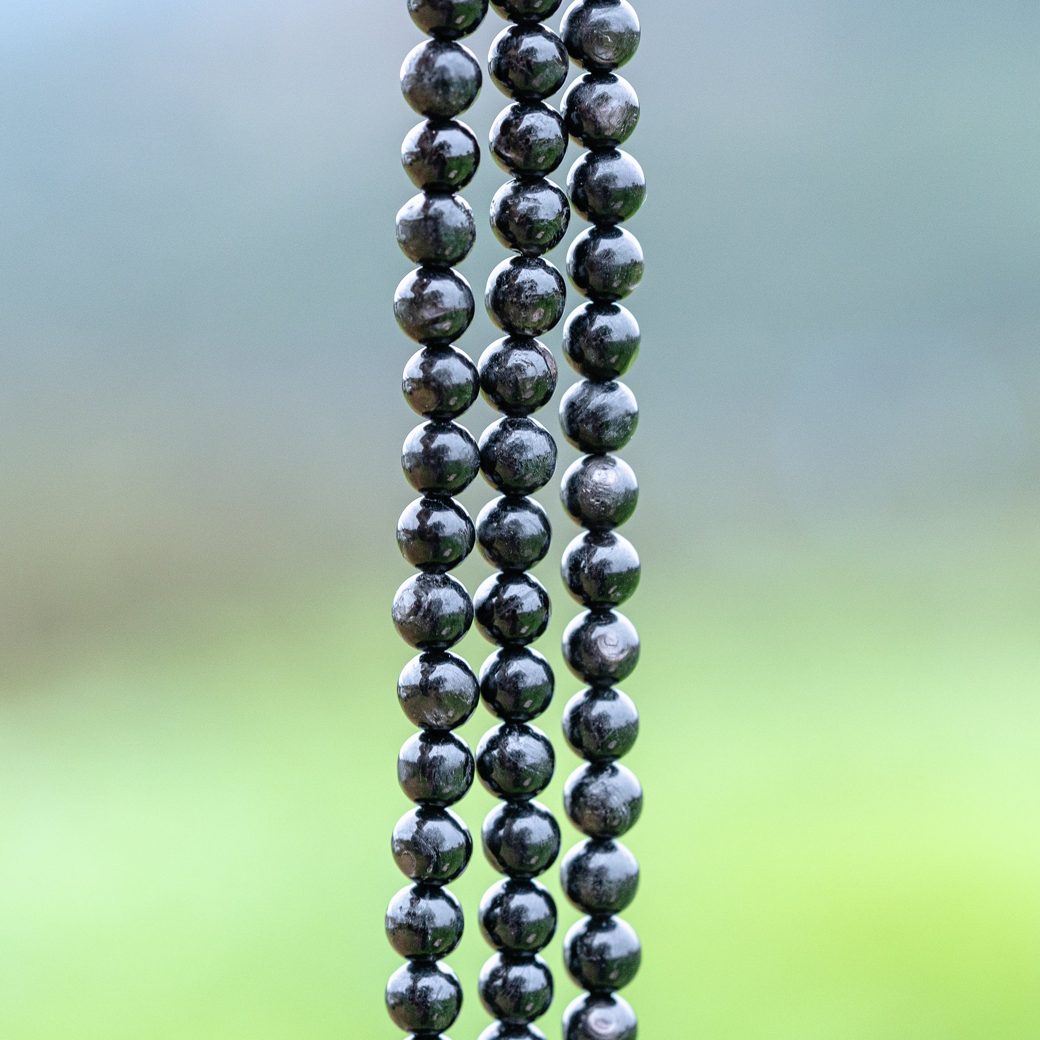 Perles rondes lisses en Hypersthène de 6,5 mm ( 1/2 rang de env 30 perles )