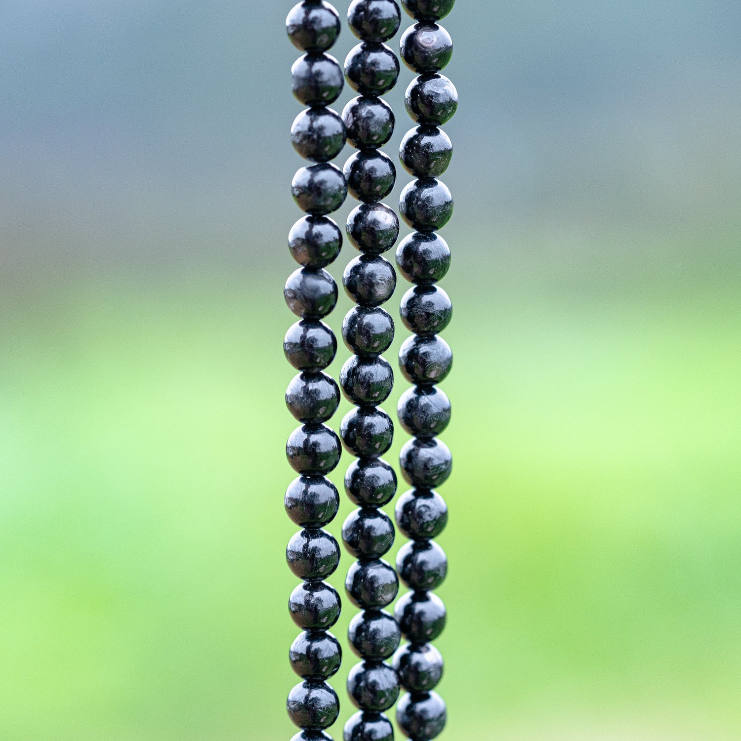 Perles rondes lisses en Hypersthène de 6,5 mm ( 1/2 rang de env 30 perles )