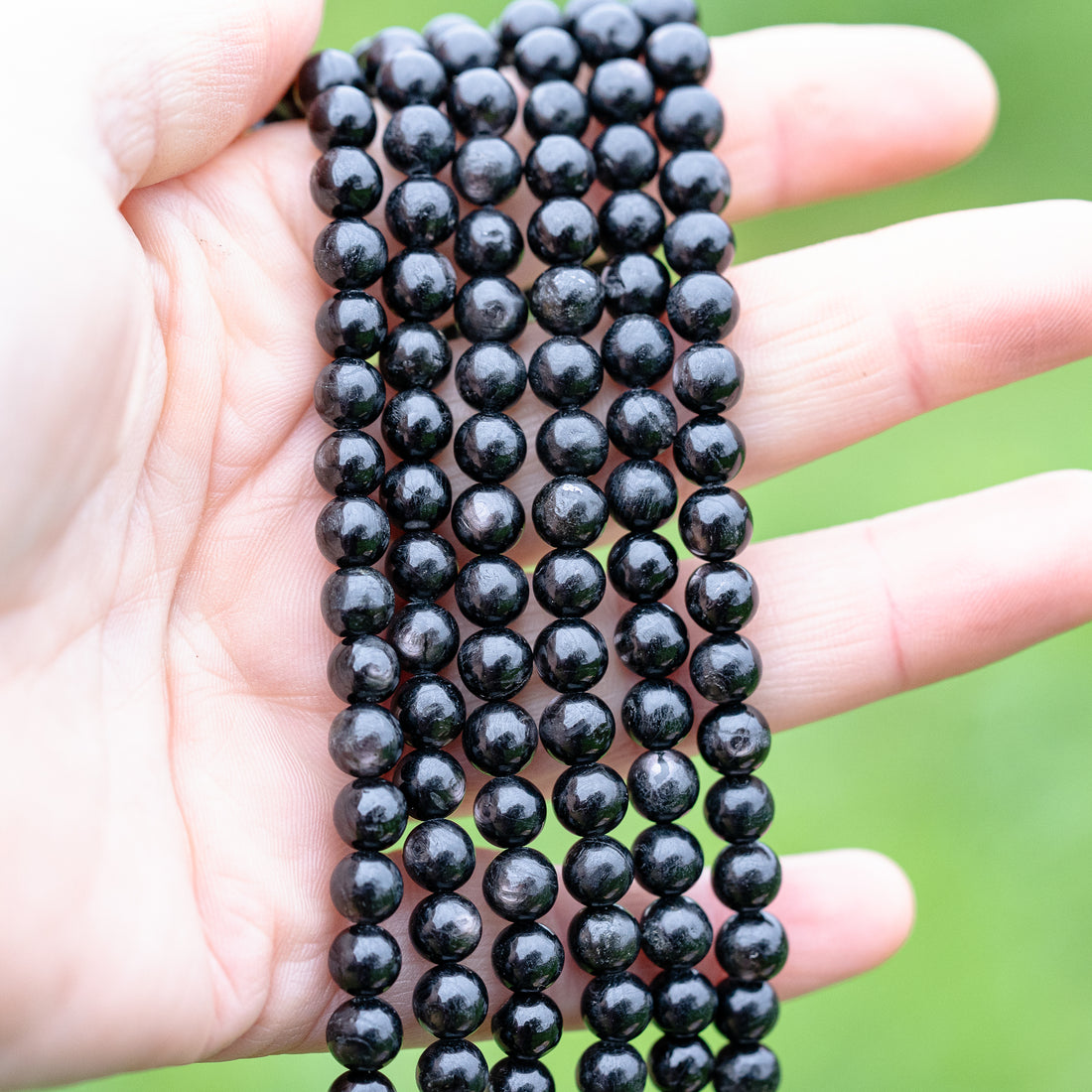 Perles rondes lisses en Hypersthène de 6,5 mm ( 1/2 rang de env 30 perles )