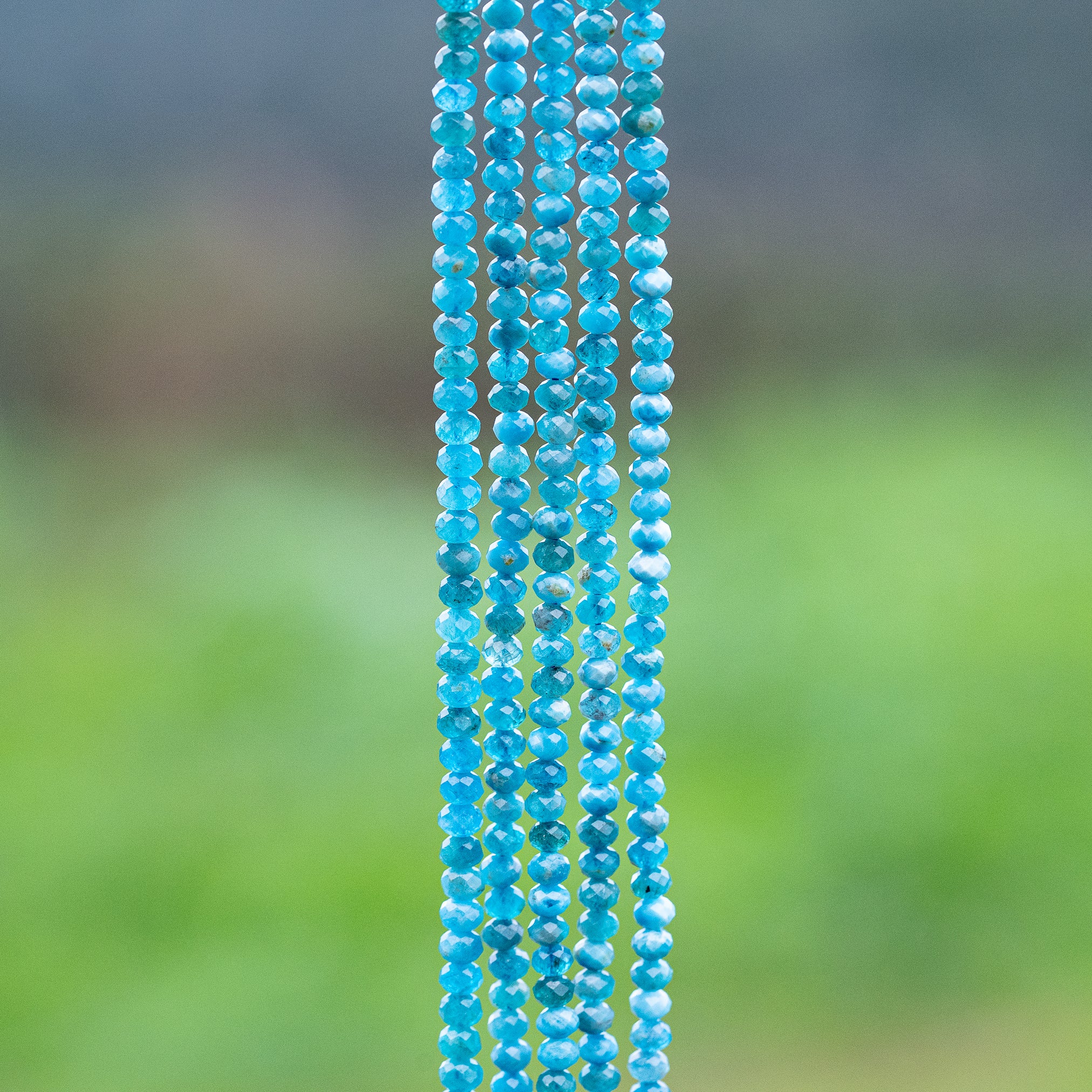 Perles rondelles facettes en Apatite bleue de 4 x 3 mm ( rang de env 130 perles )