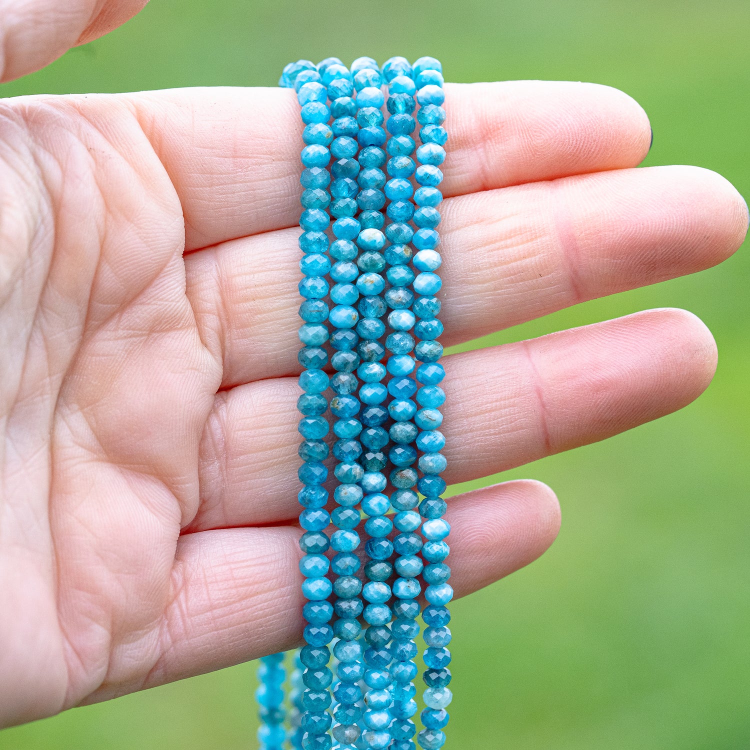 Perles rondelles facettes en Apatite bleue de 4 x 3 mm ( rang de env 130 perles )