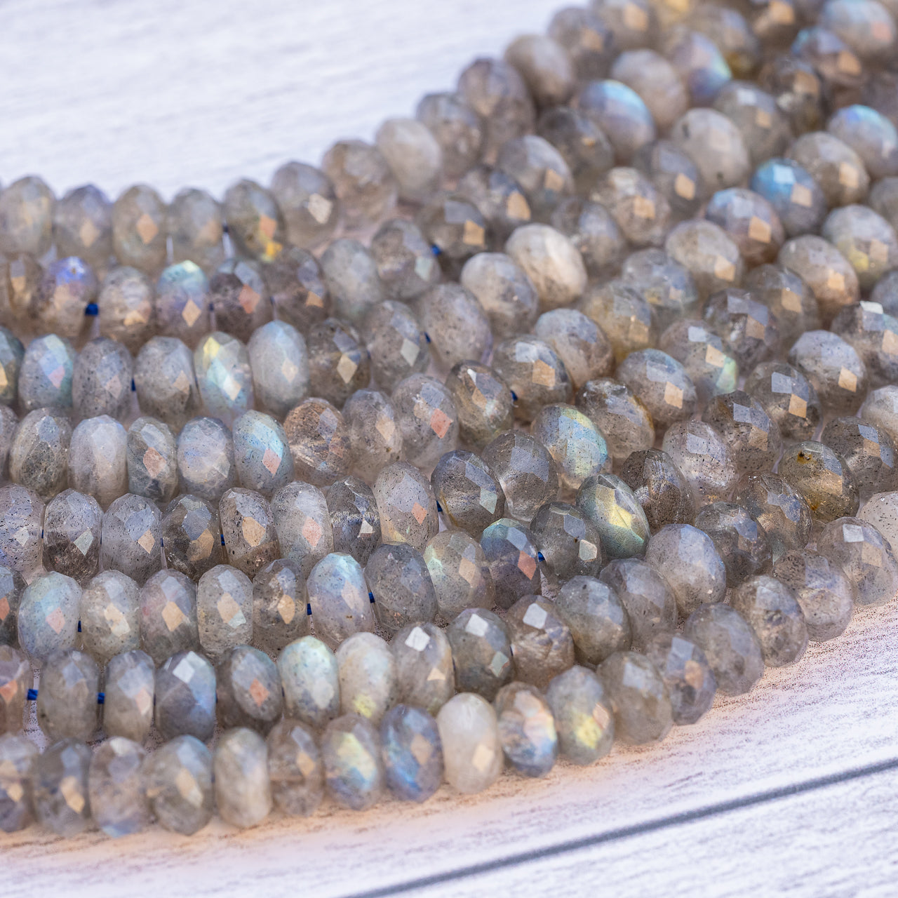 Perles rondelles facettes de Labradorite de 7/8 x 4/5 mm ( 1/2 rang de env 45 perles )