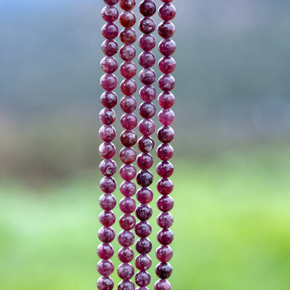 Perles rondes lisses de Lépidolite violette foncée grade a de 6 mm ( par 1/2 rang )