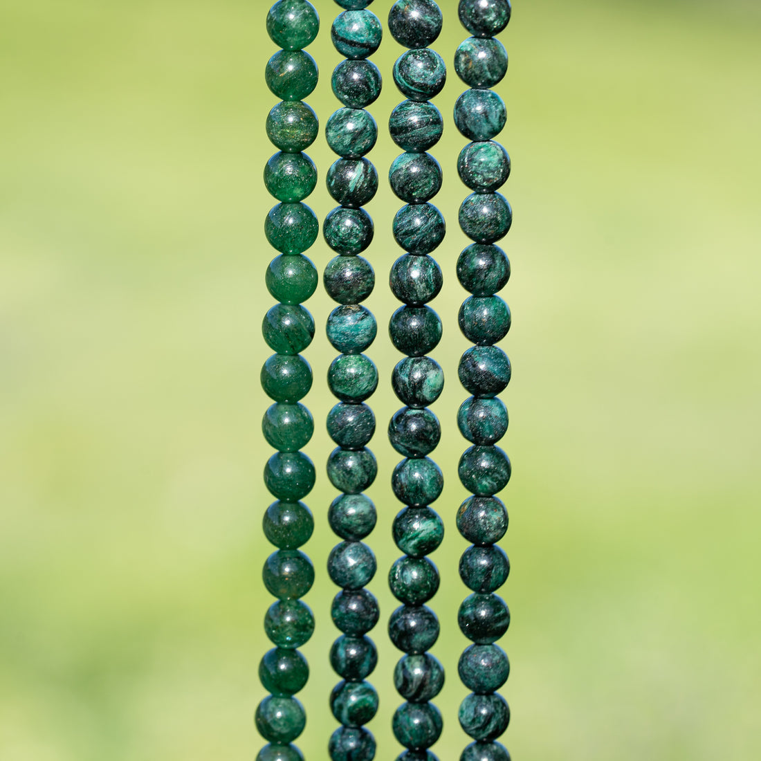 Perles rondes lisses de Fuschite de 6 mm ( 1/2 rang de env 32 perles )