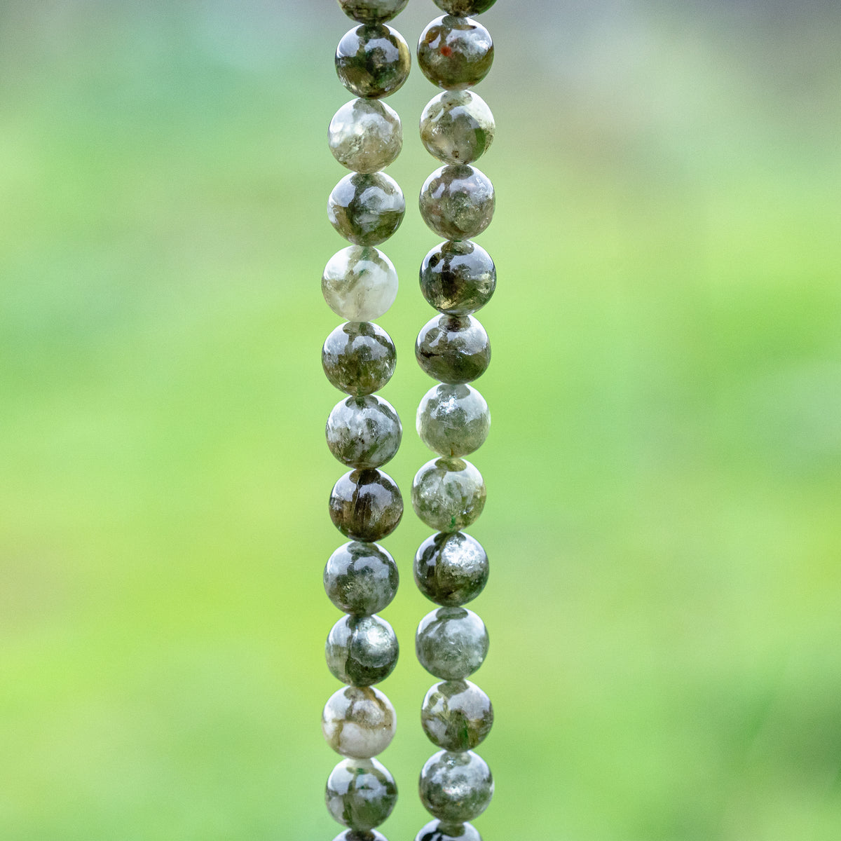 Perles rondes lisses de Lépidolite verte de 8,5 mm ( lot de 6 perles ou 1/2 rang de env 23 perles )