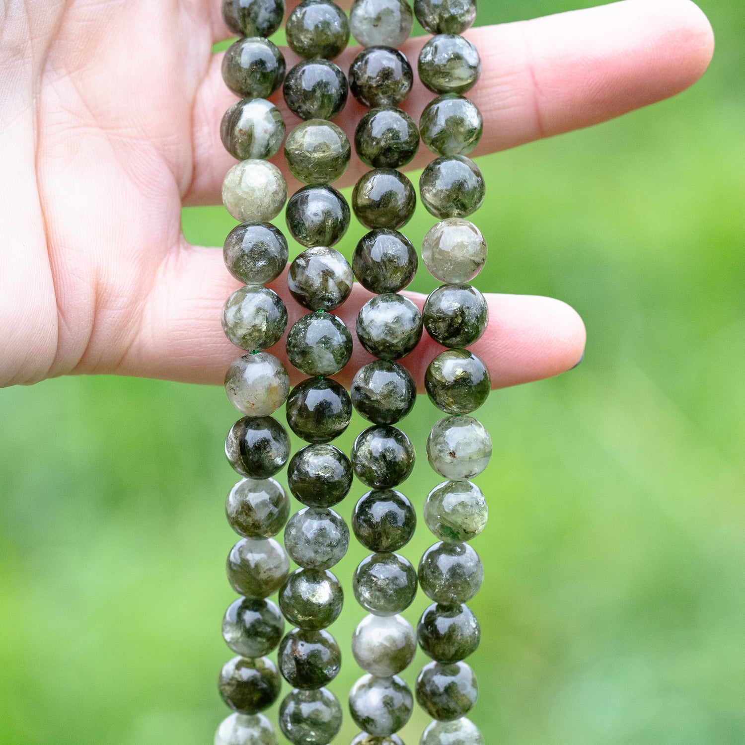 Perles rondes lisses de Lépidolite verte de 8,5 mm ( lot de 6 perles ou 1/2 rang de env 23 perles )